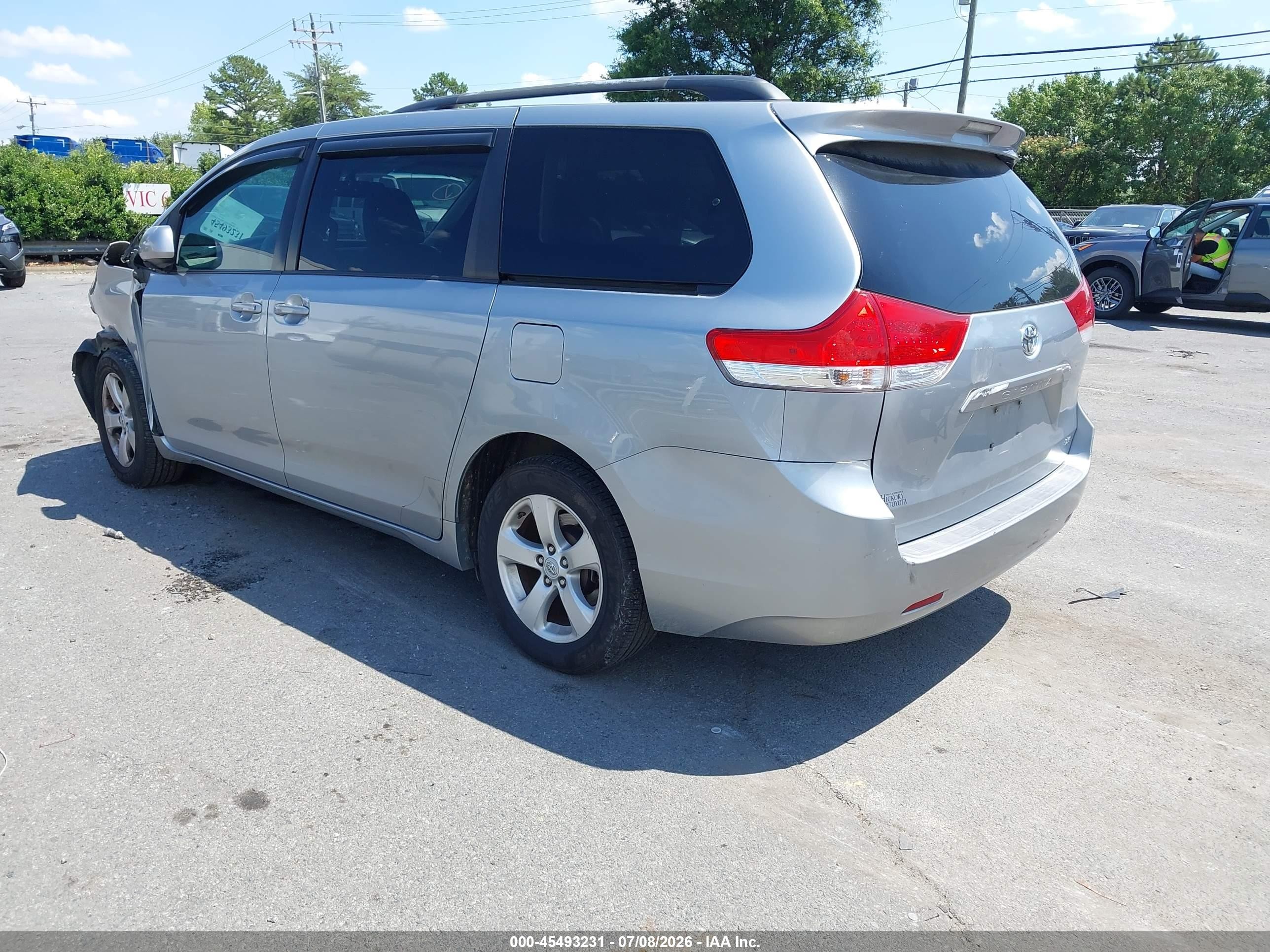 2011 Toyota Sienna Le Silver vin: 5TDKA3DC8BS003675