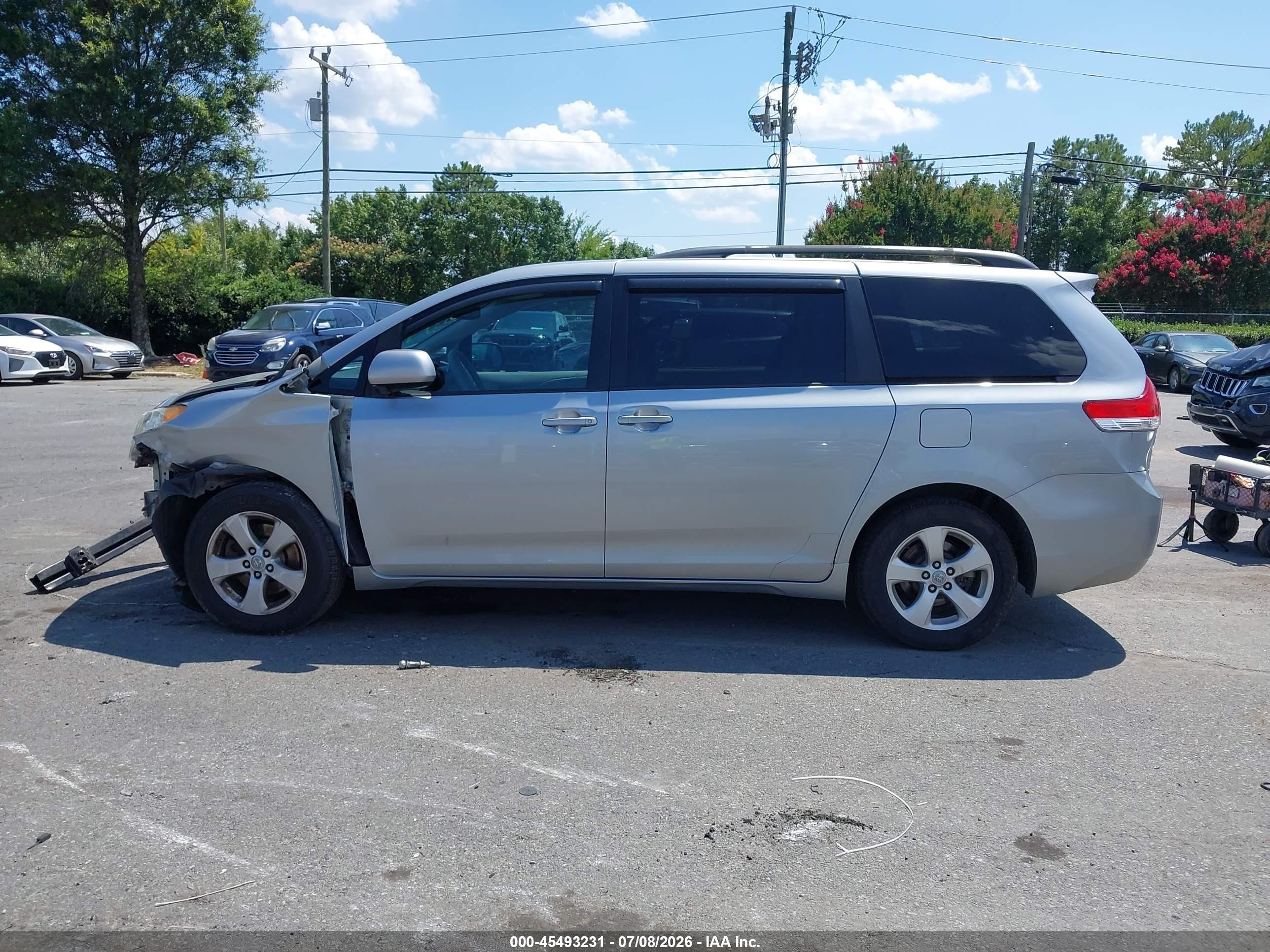 2011 Toyota Sienna Le Silver vin: 5TDKA3DC8BS003675