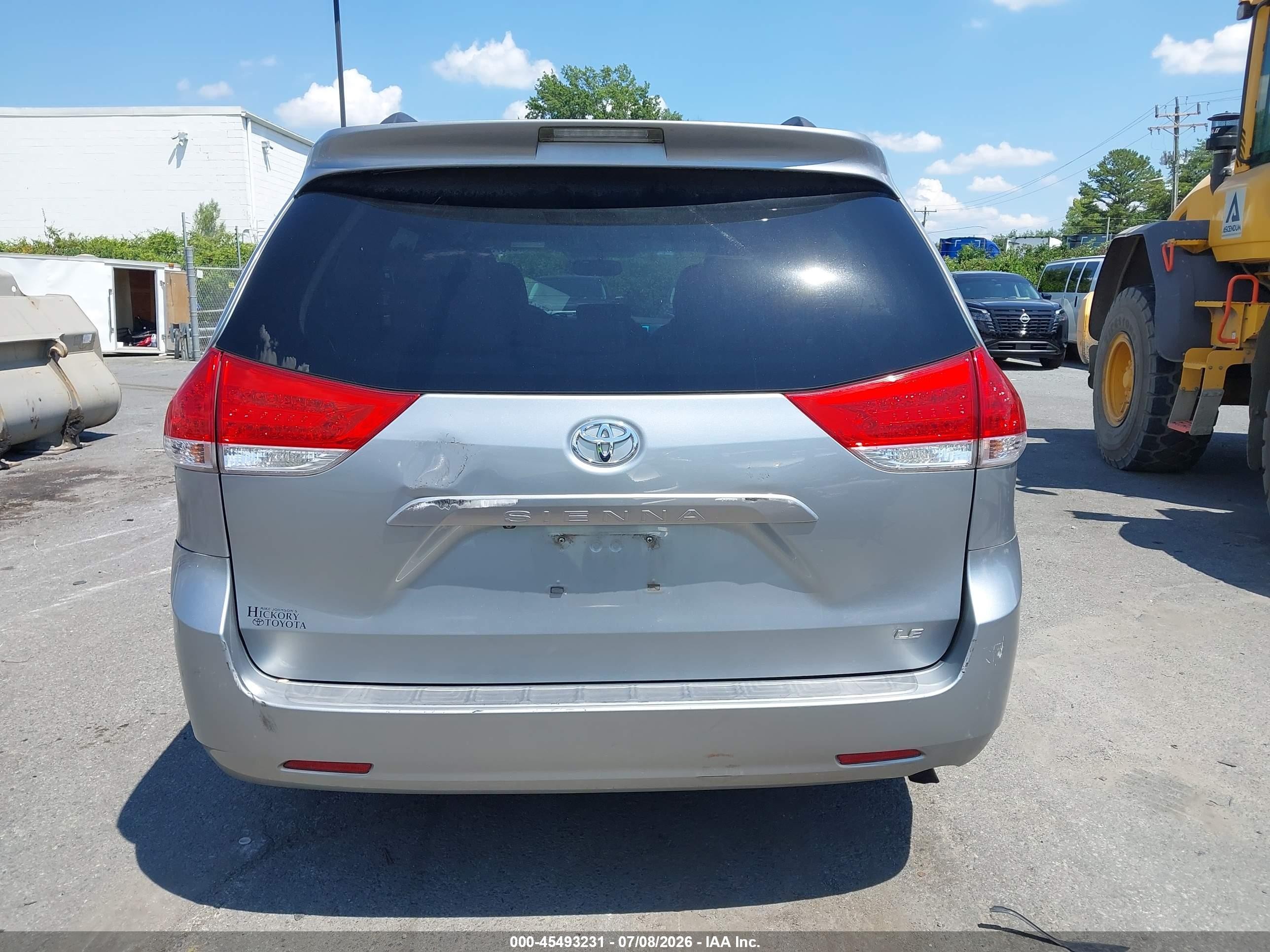 2011 Toyota Sienna Le Silver vin: 5TDKA3DC8BS003675