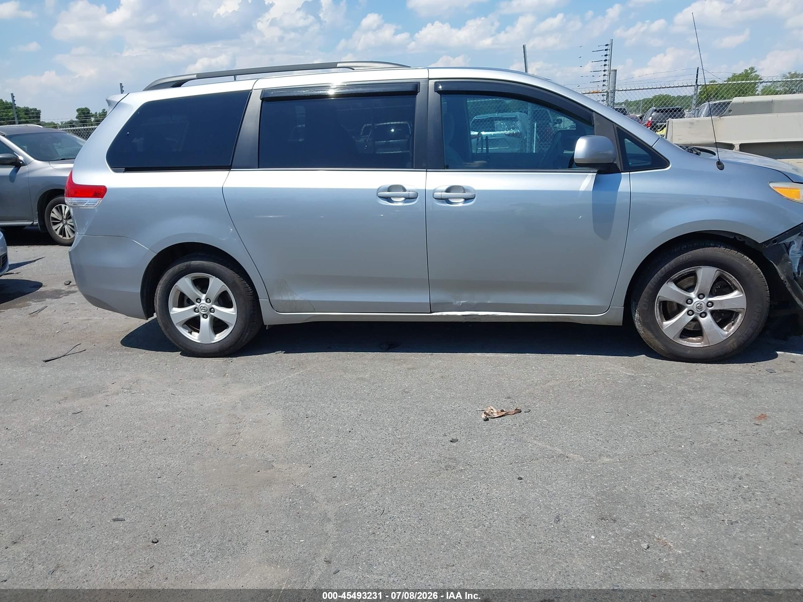 2011 Toyota Sienna Le Silver vin: 5TDKA3DC8BS003675