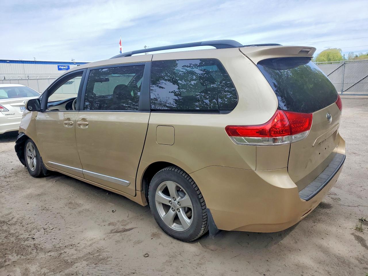 2011 Toyota Sienna Base 7-passenger Золотой vin: 5TDKA3DC9BS001269