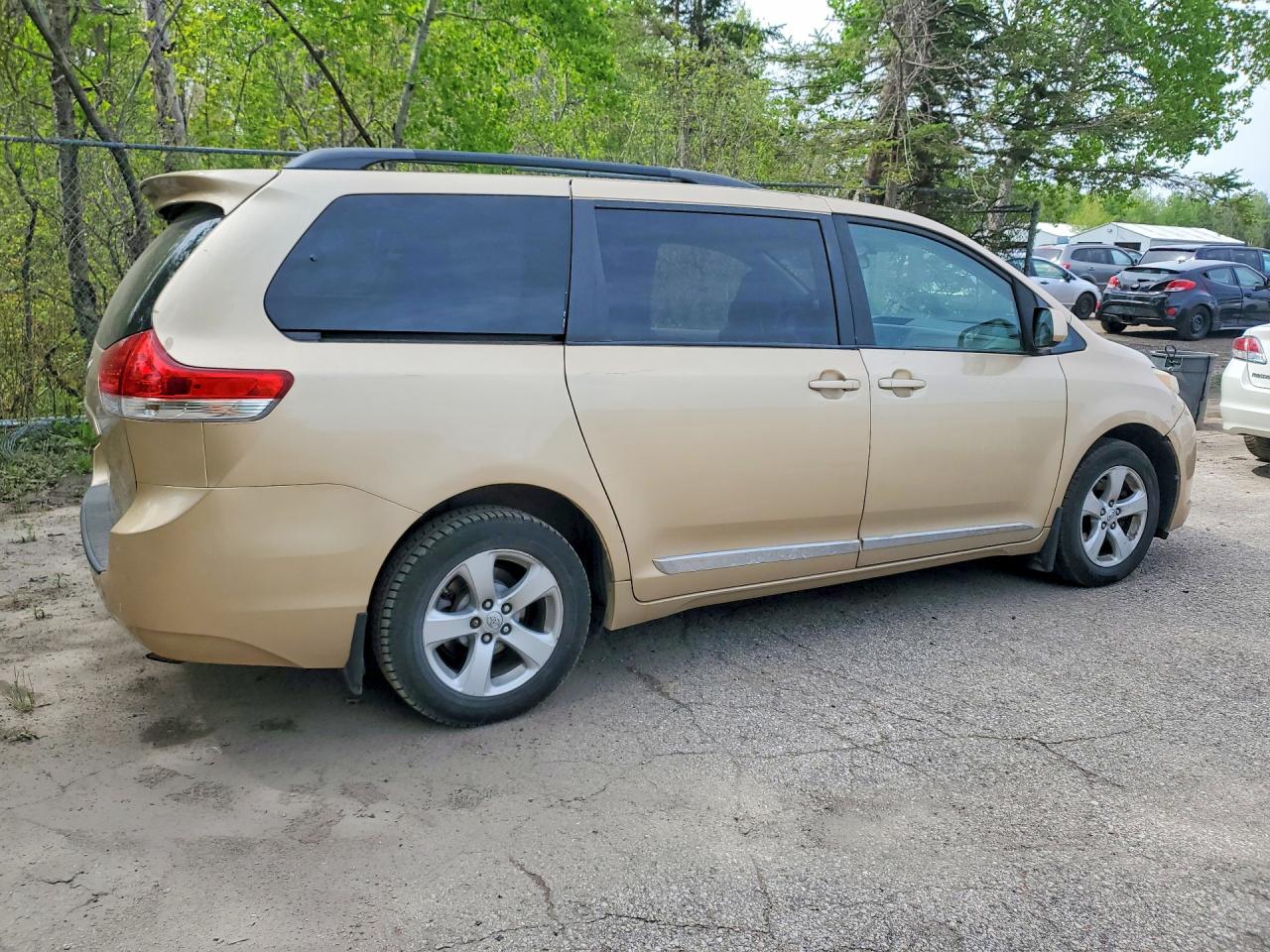 2011 Toyota Sienna Base 7-passenger Золотой vin: 5TDKA3DC9BS001269
