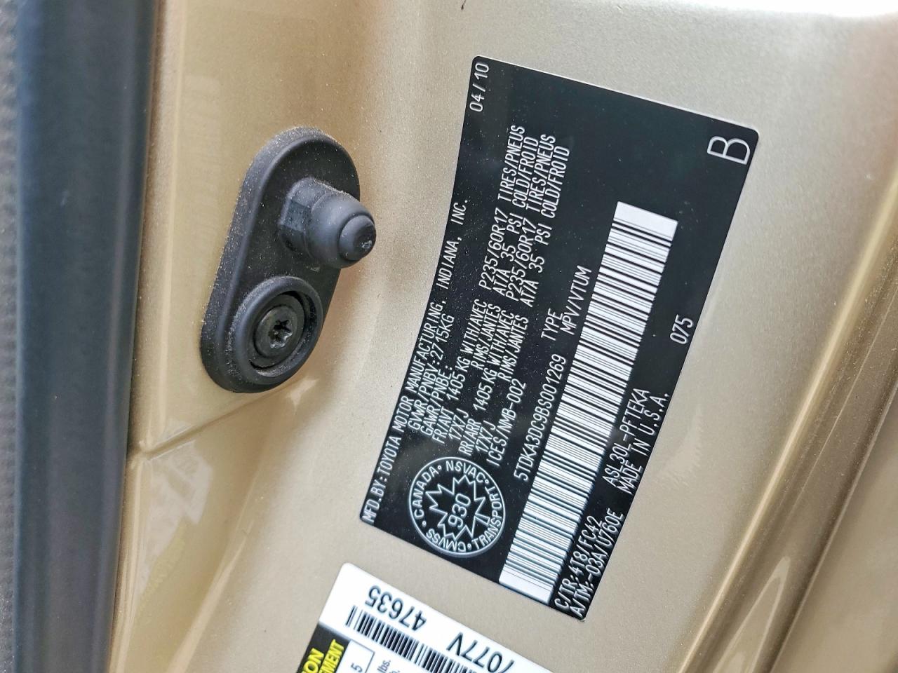 2011 Toyota Sienna Base 7-passenger Золотой vin: 5TDKA3DC9BS001269