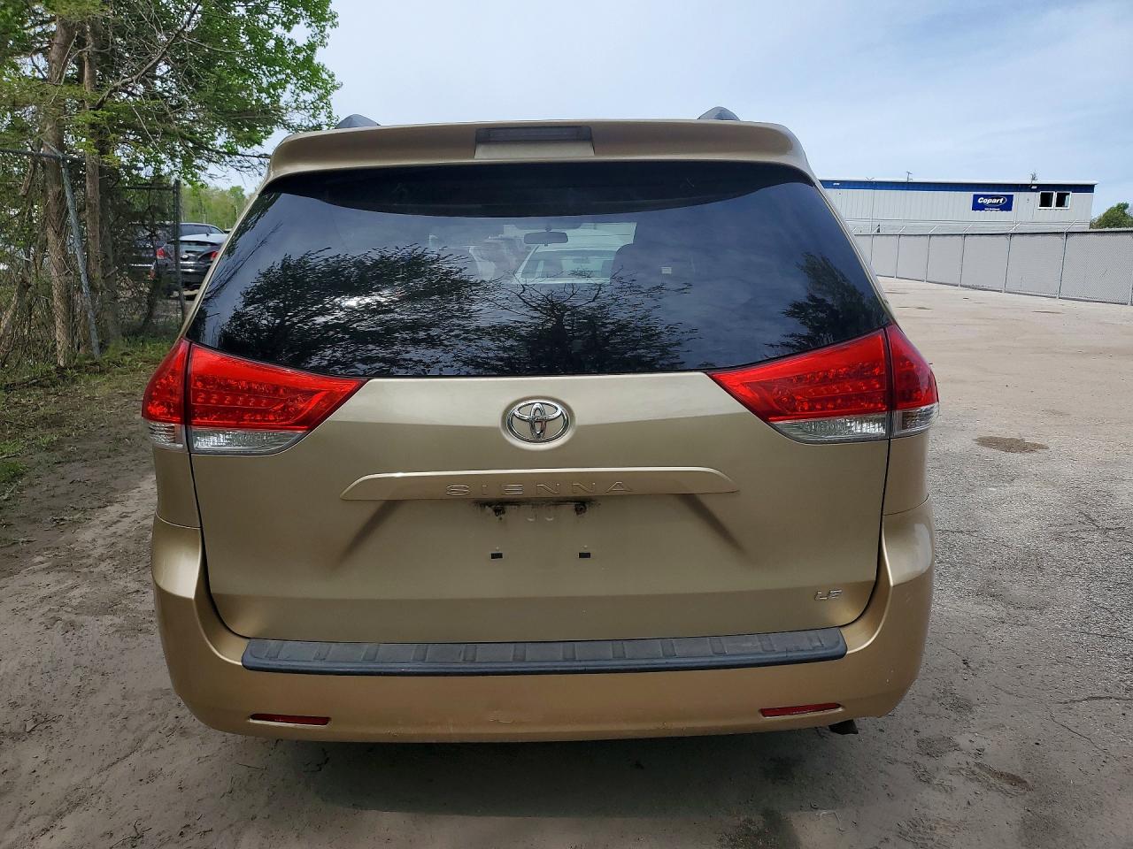 2011 Toyota Sienna Base 7-passenger Золотой vin: 5TDKA3DC9BS001269