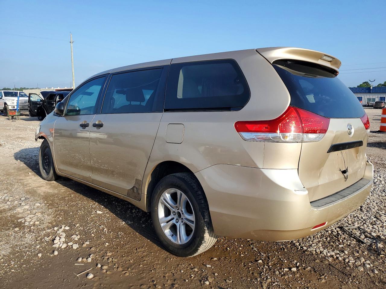 2011 Toyota *unknown* Золотой vin: 5TDKA3DC9BS004897