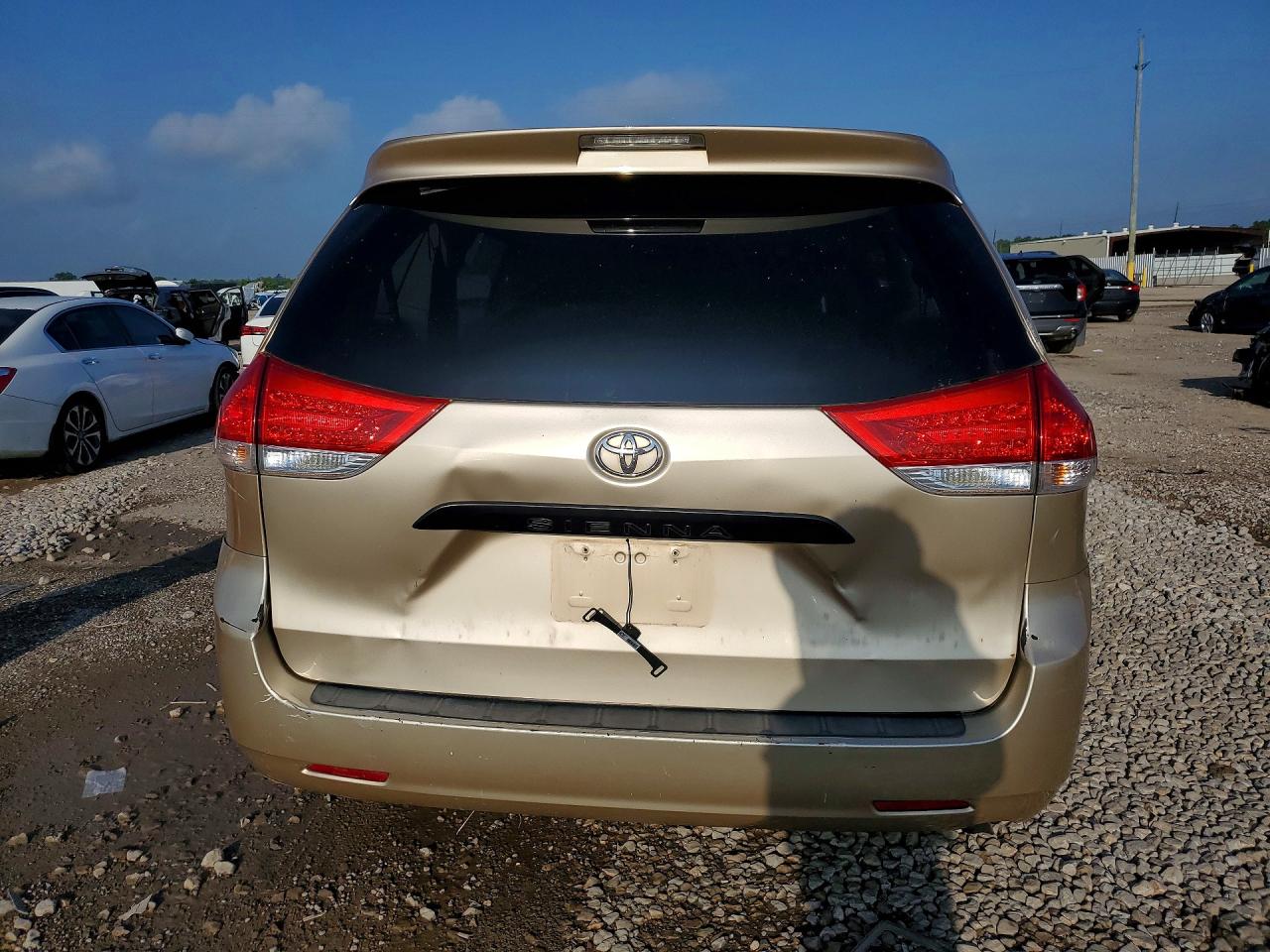2011 Toyota *unknown* Золотой vin: 5TDKA3DC9BS004897