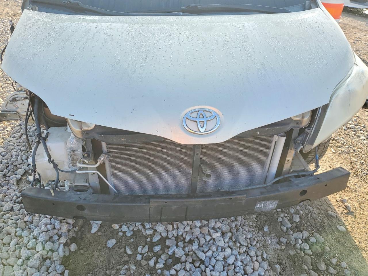 2011 Toyota *unknown* Золотой vin: 5TDKA3DC9BS004897