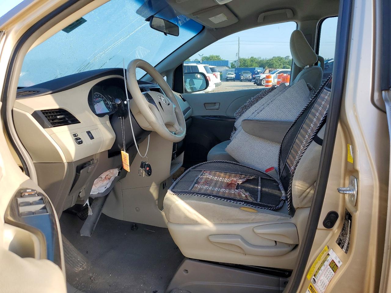 2011 Toyota *unknown* Золотой vin: 5TDKA3DC9BS004897