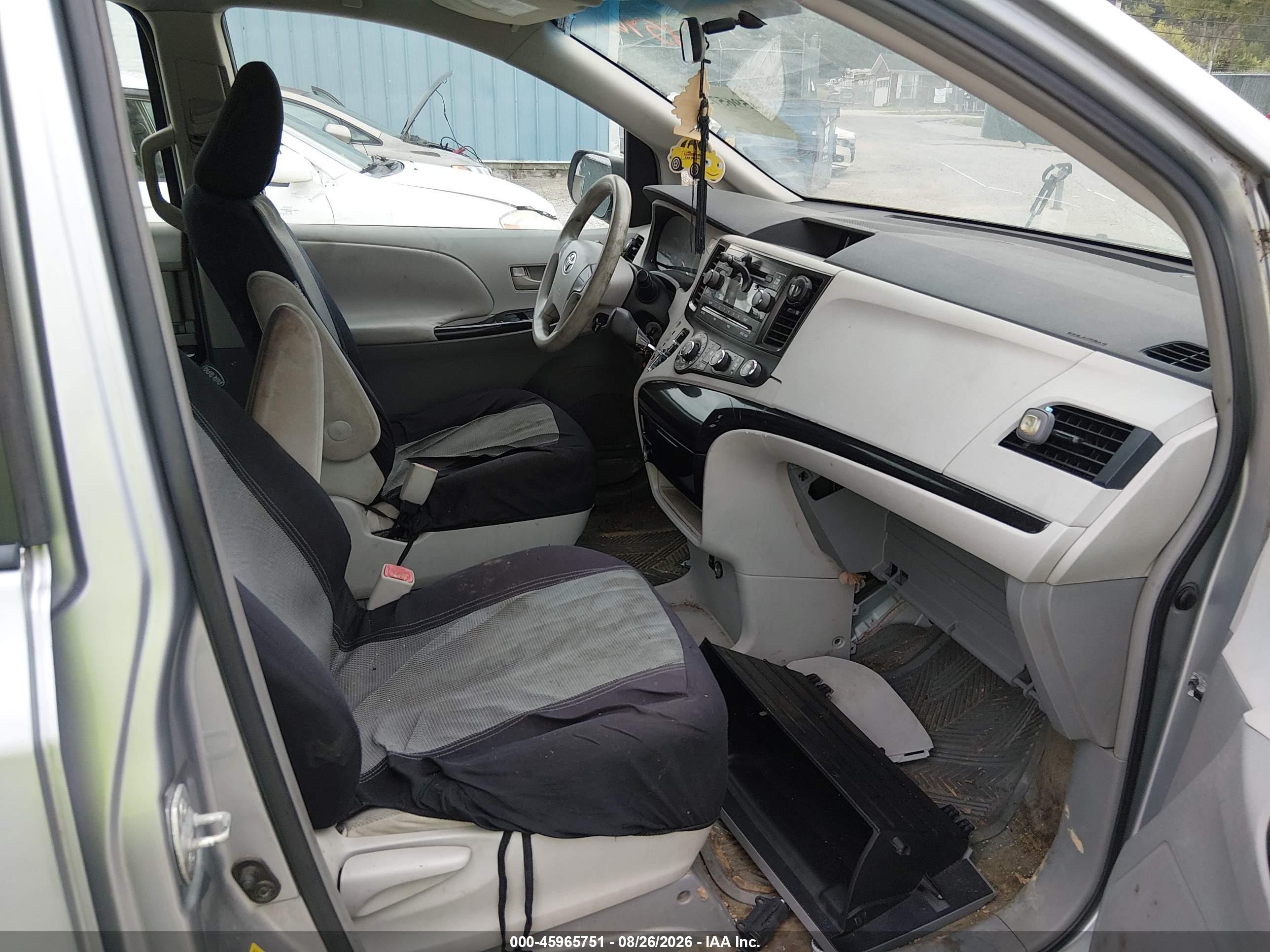 2011 Toyota Sienna   Silver vin: 5TDKA3DC9BS006715
