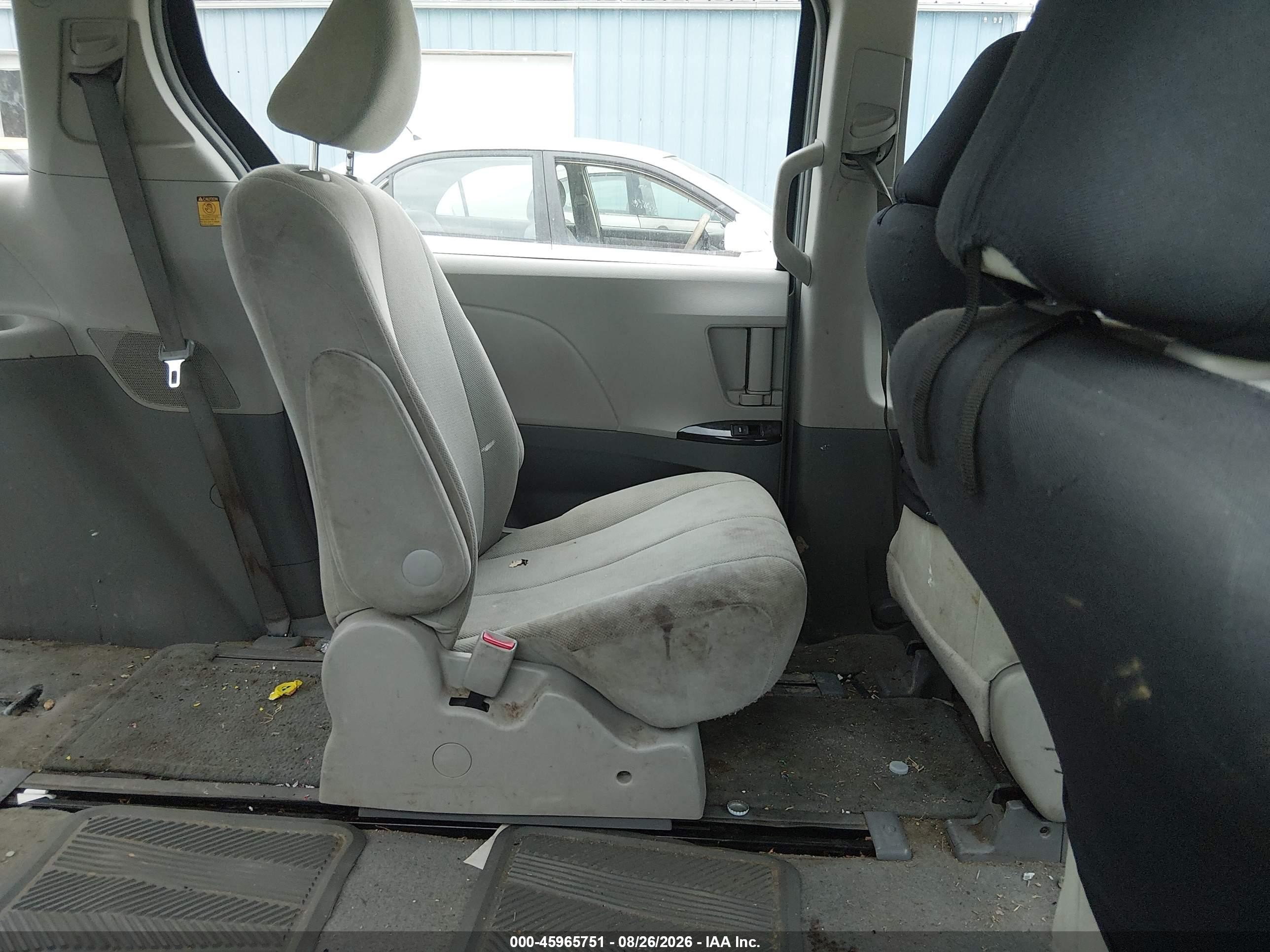 2011 Toyota Sienna   Silver vin: 5TDKA3DC9BS006715