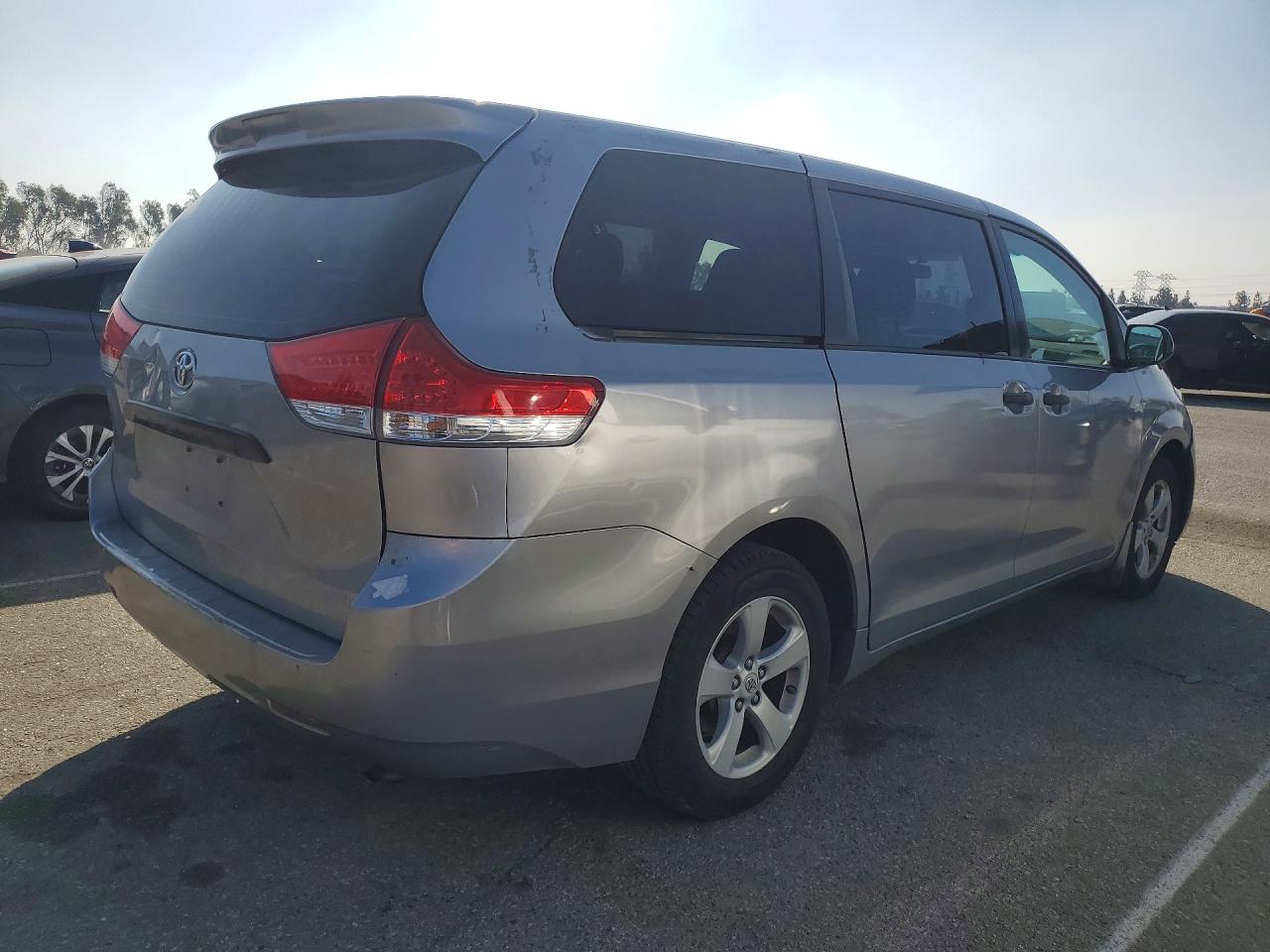 2011 Toyota Sienna Base 7-passenger Silver vin: 5TDKA3DC9BS008044