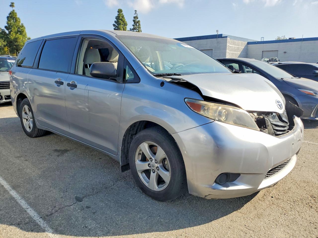 2011 Toyota Sienna Base 7-passenger Silver vin: 5TDKA3DC9BS008044