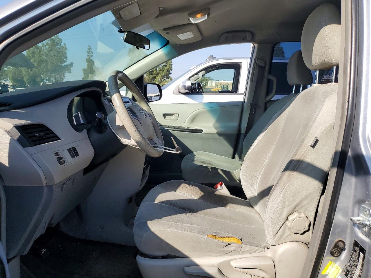 2011 Toyota Sienna Base 7-passenger Silver vin: 5TDKA3DC9BS008044