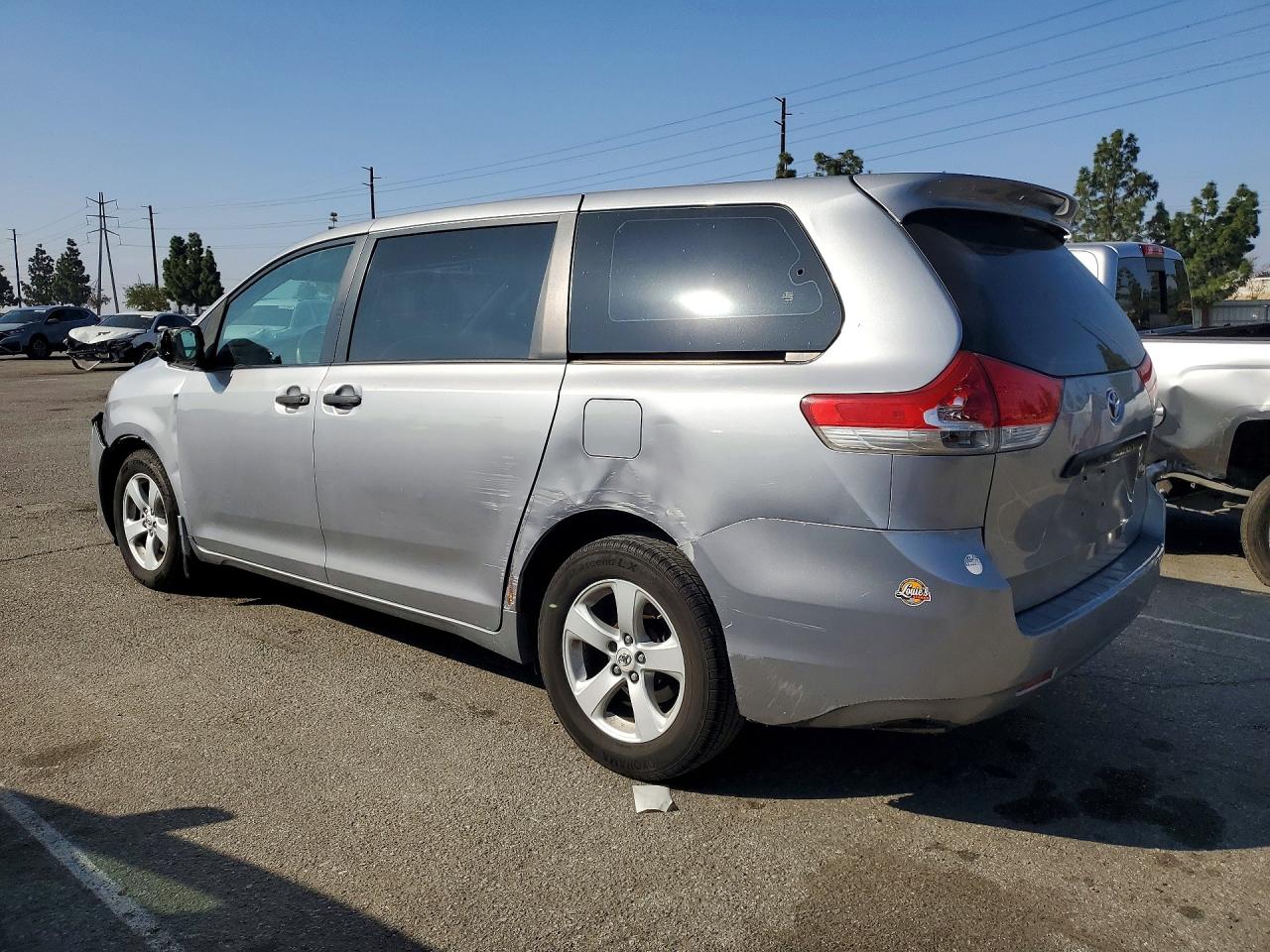 2011 Toyota Sienna Base 7-passenger Silver vin: 5TDKA3DC9BS008044