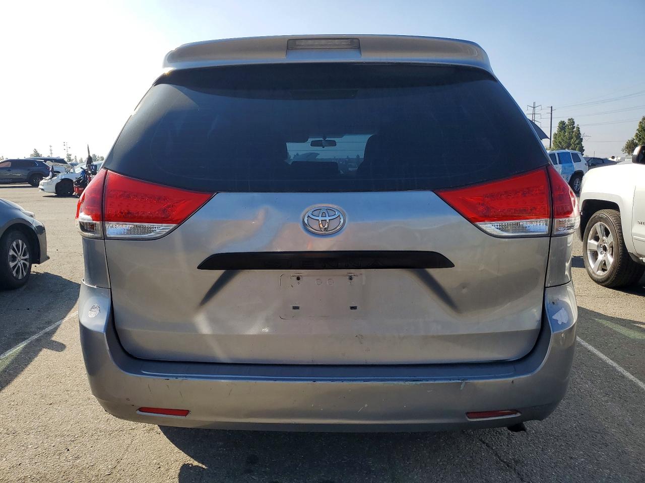 2011 Toyota Sienna Base 7-passenger Silver vin: 5TDKA3DC9BS008044