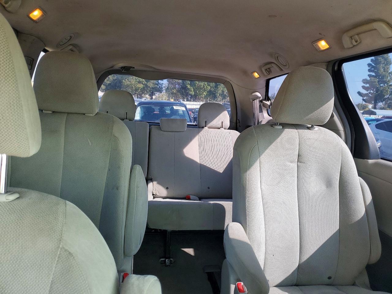 2011 Toyota Sienna Base 7-passenger Silver vin: 5TDKA3DC9BS008044