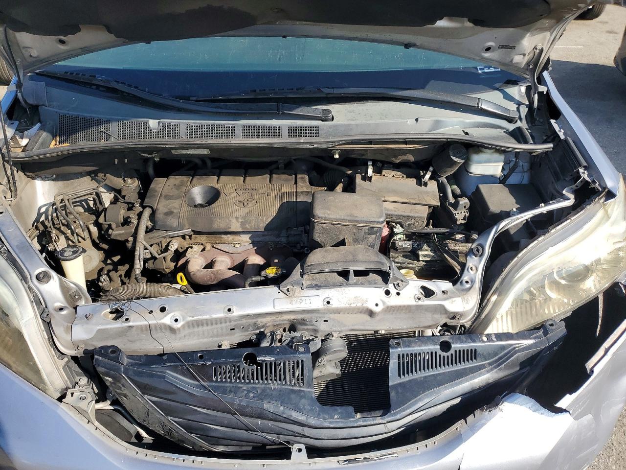2011 Toyota Sienna Base 7-passenger Silver vin: 5TDKA3DC9BS008044