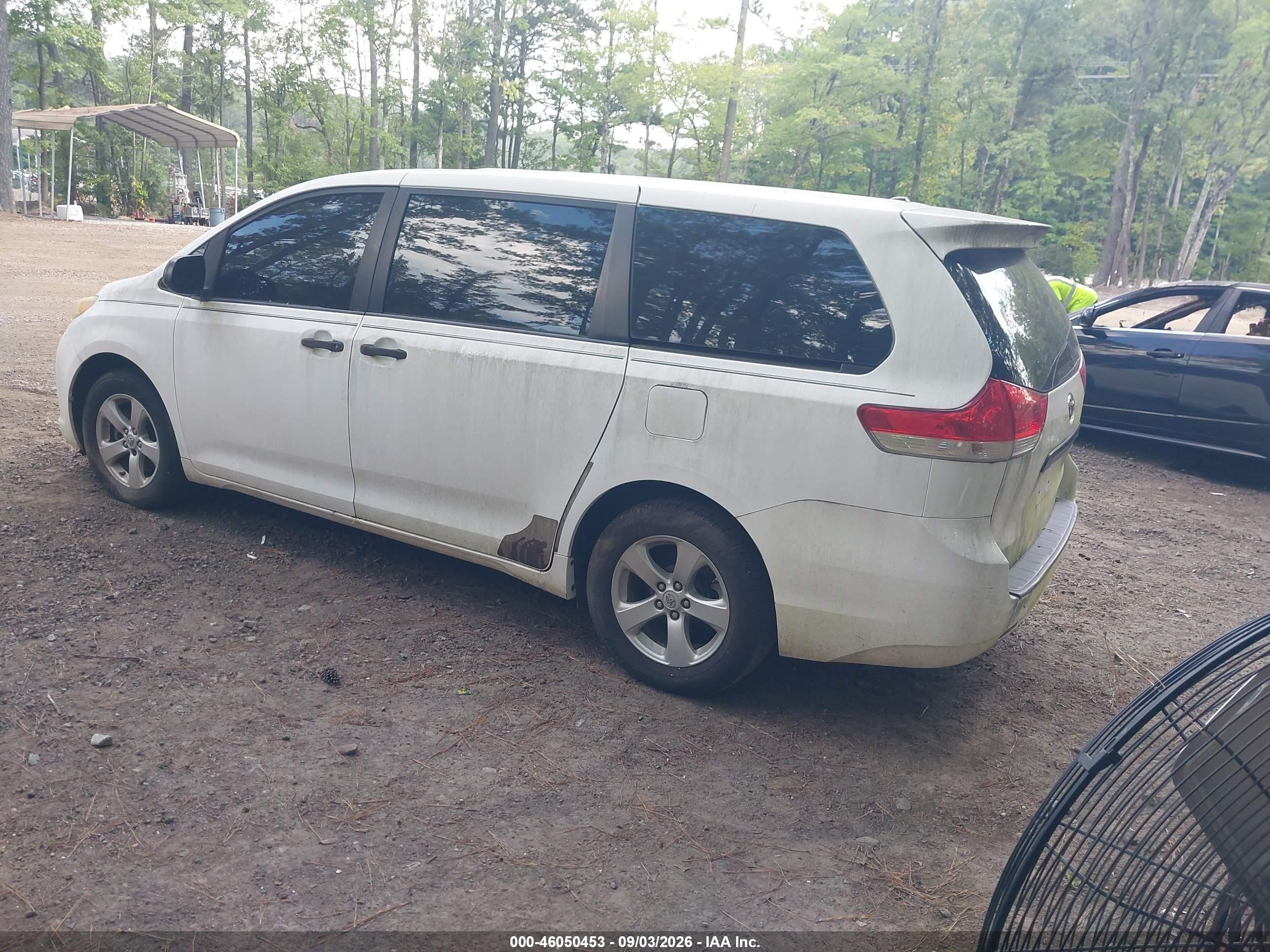 2012 Toyota Sienna Base 7 Passenger White vin: 5TDKA3DC9CS009910
