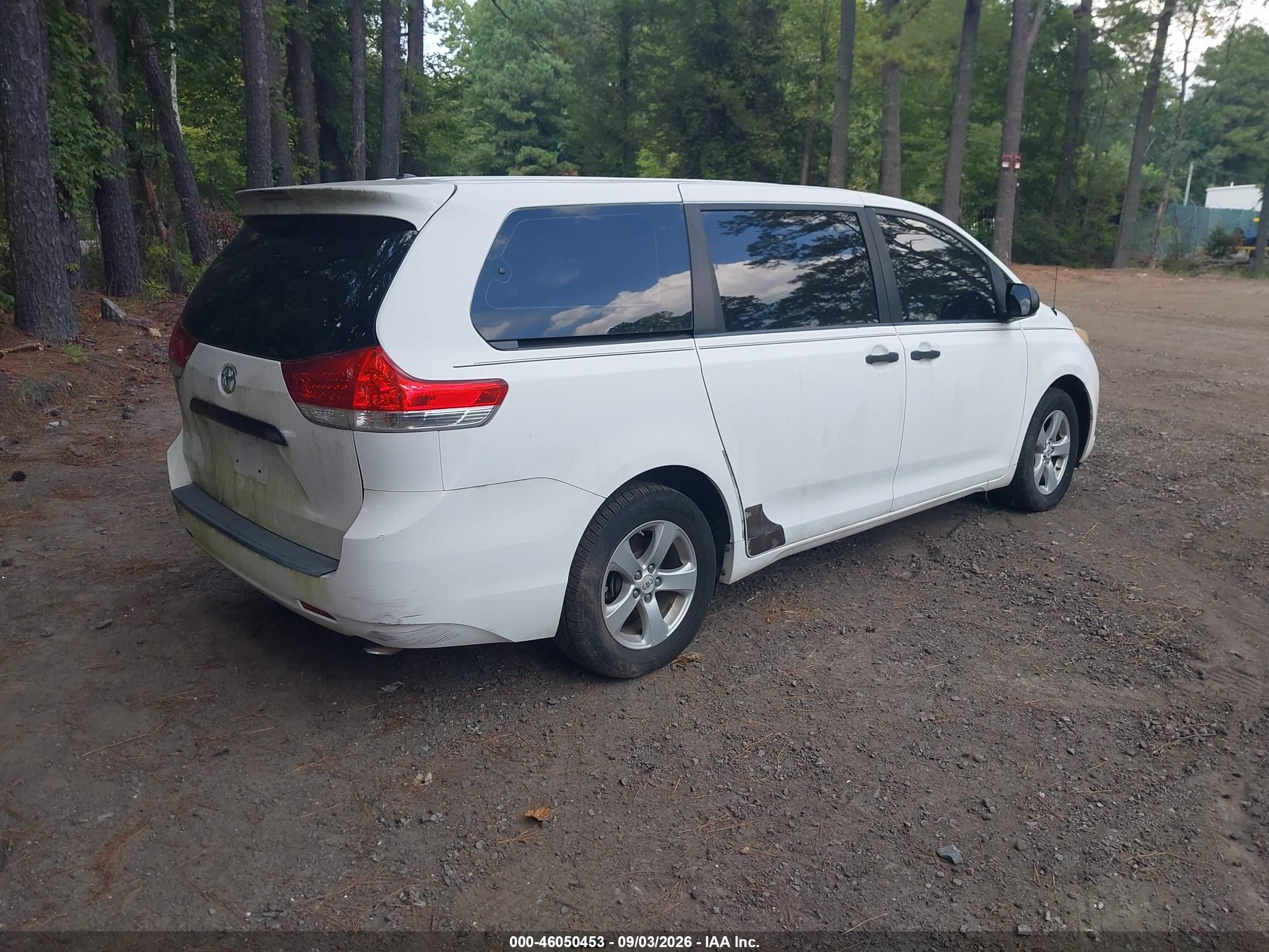 2012 Toyota Sienna Base 7 Passenger White vin: 5TDKA3DC9CS009910