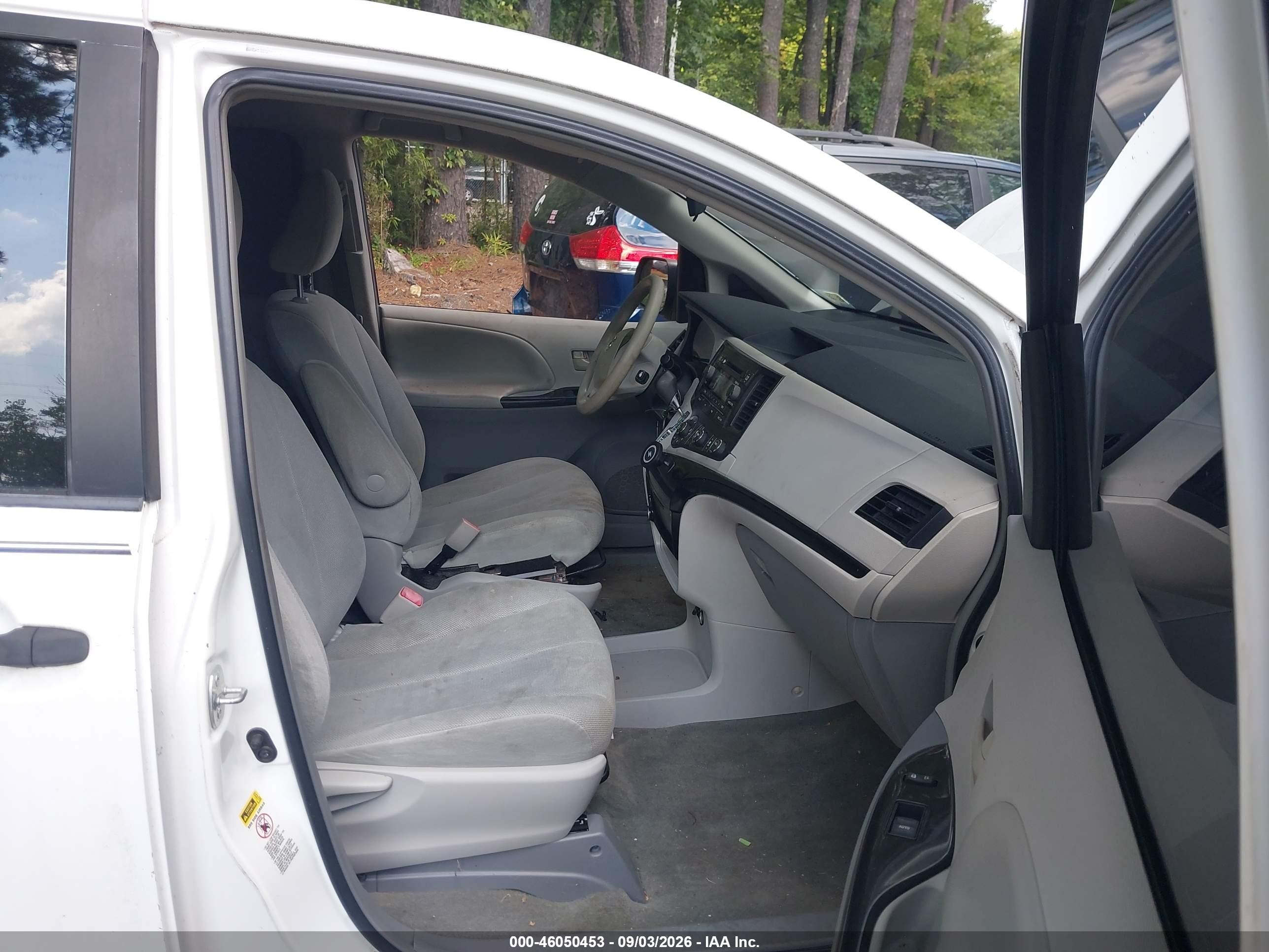 2012 Toyota Sienna Base 7 Passenger White vin: 5TDKA3DC9CS009910