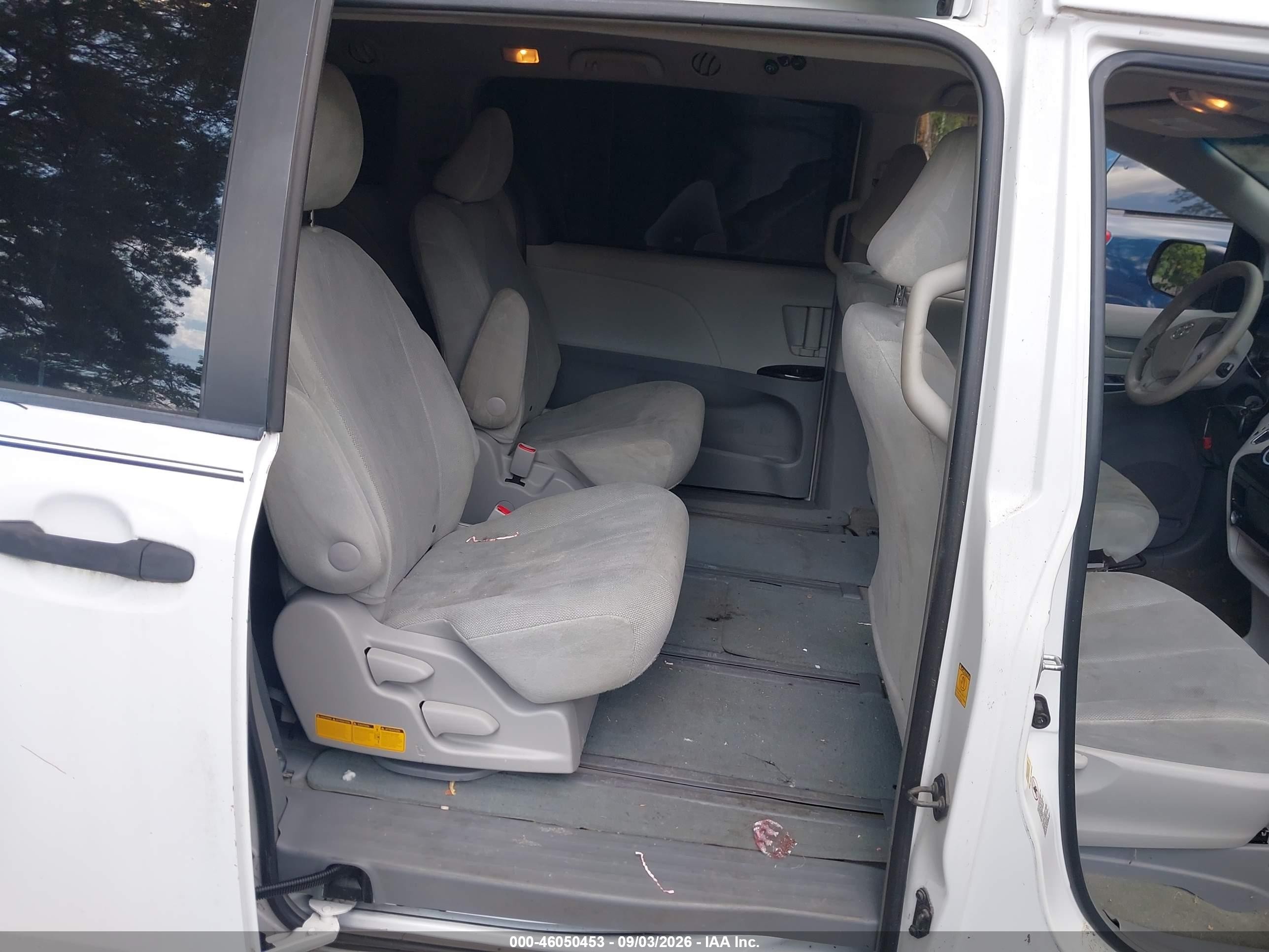2012 Toyota Sienna Base 7 Passenger White vin: 5TDKA3DC9CS009910