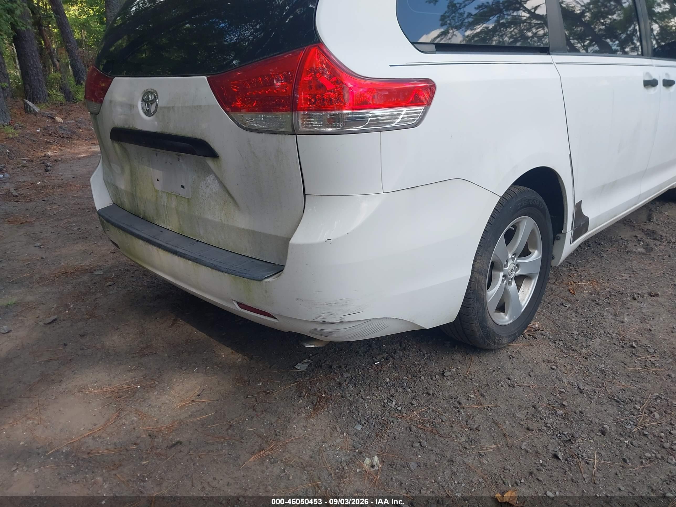2012 Toyota Sienna Base 7 Passenger White vin: 5TDKA3DC9CS009910