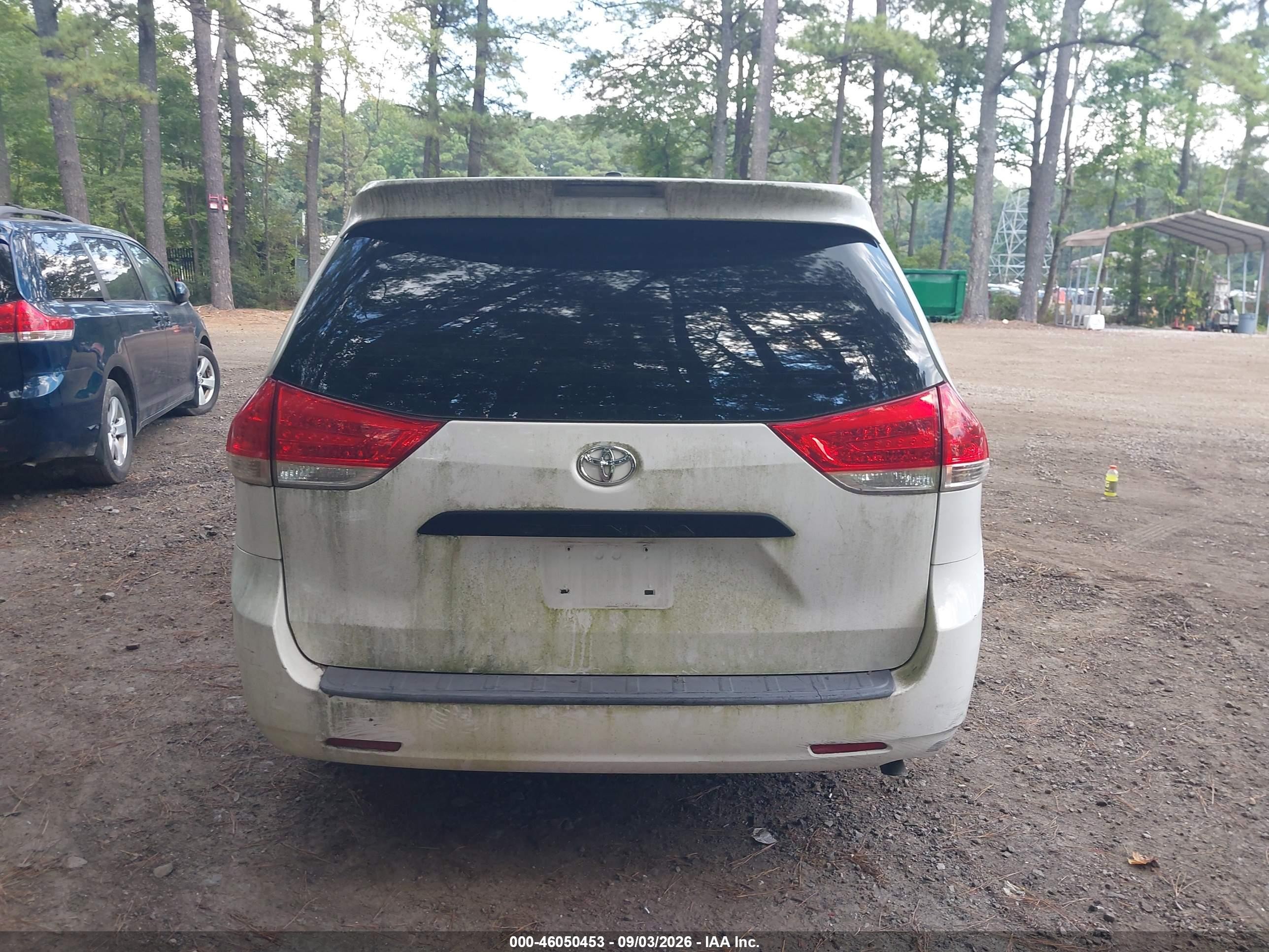 2012 Toyota Sienna Base 7 Passenger White vin: 5TDKA3DC9CS009910