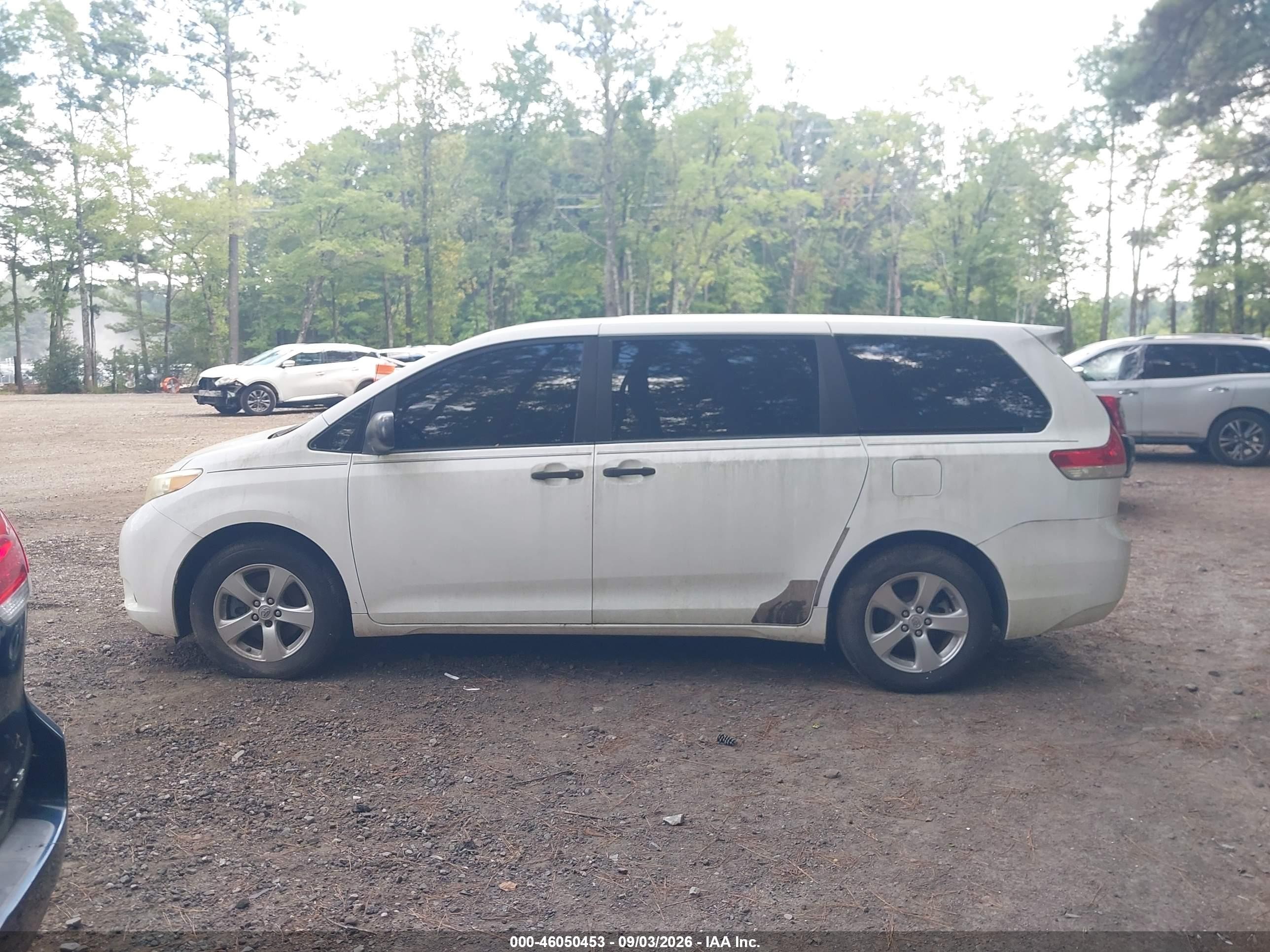 2012 Toyota Sienna Base 7 Passenger White vin: 5TDKA3DC9CS009910