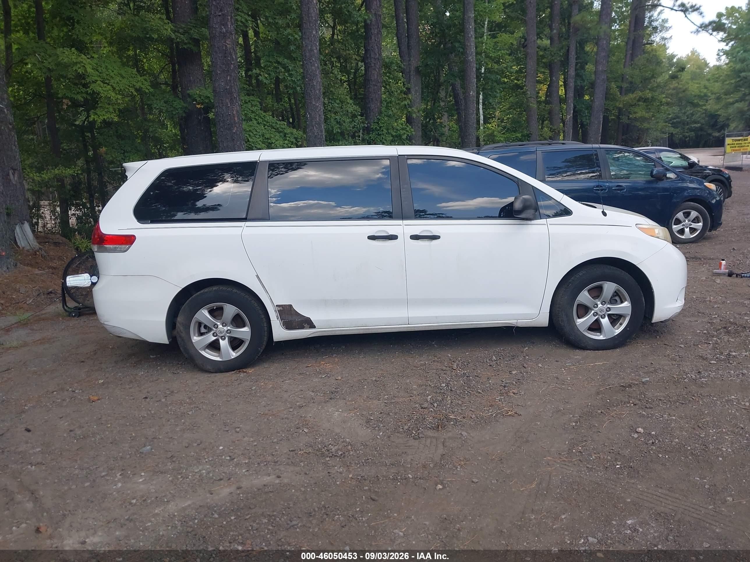 2012 Toyota Sienna Base 7 Passenger White vin: 5TDKA3DC9CS009910