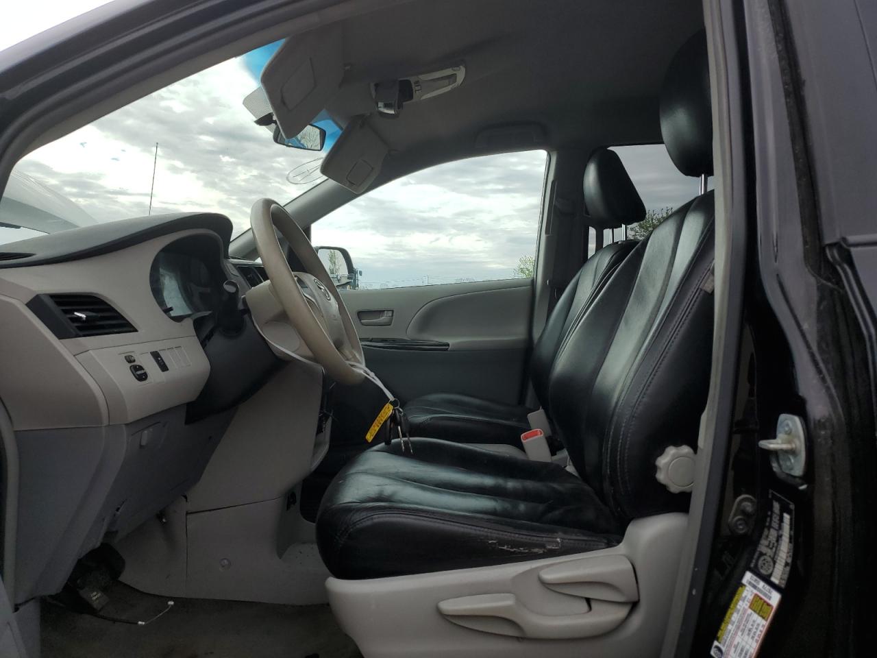 2013 Toyota Sienna Le Black vin: 5TDKA3DC9DS016972