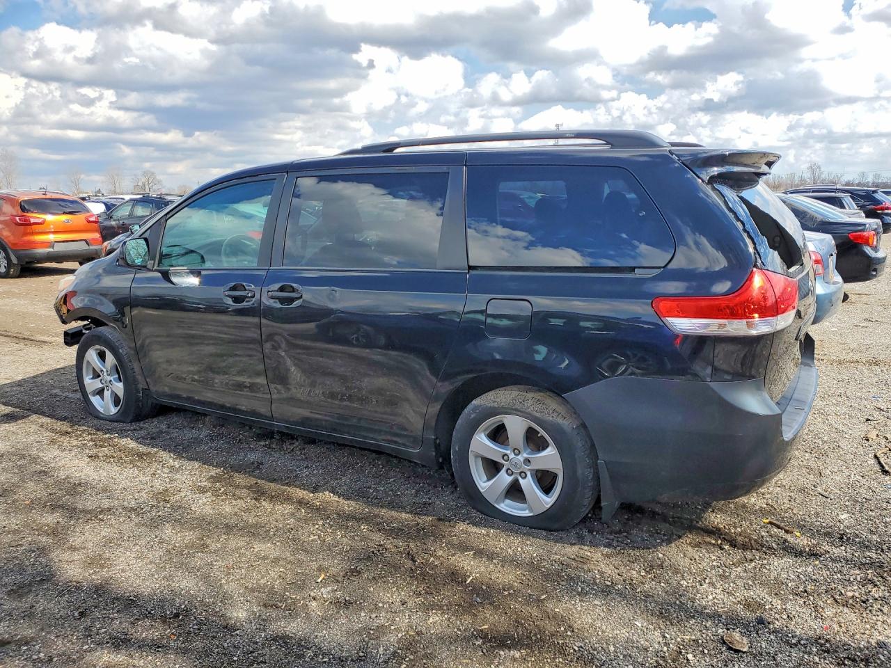 2013 Toyota Sienna Le Black vin: 5TDKA3DC9DS016972