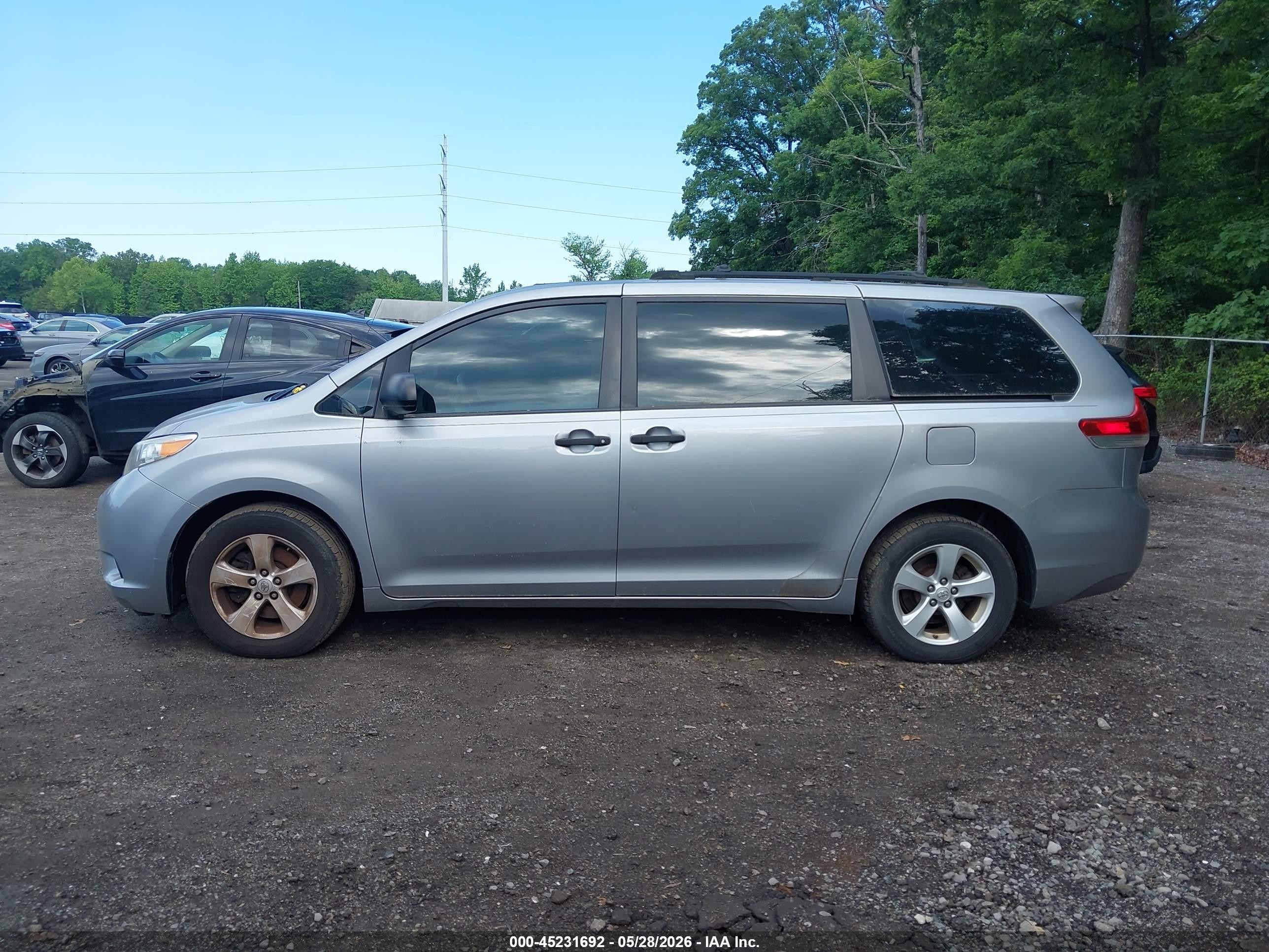 2011 Toyota Sienna   Silver vin: 5TDKA3DCXBS001961