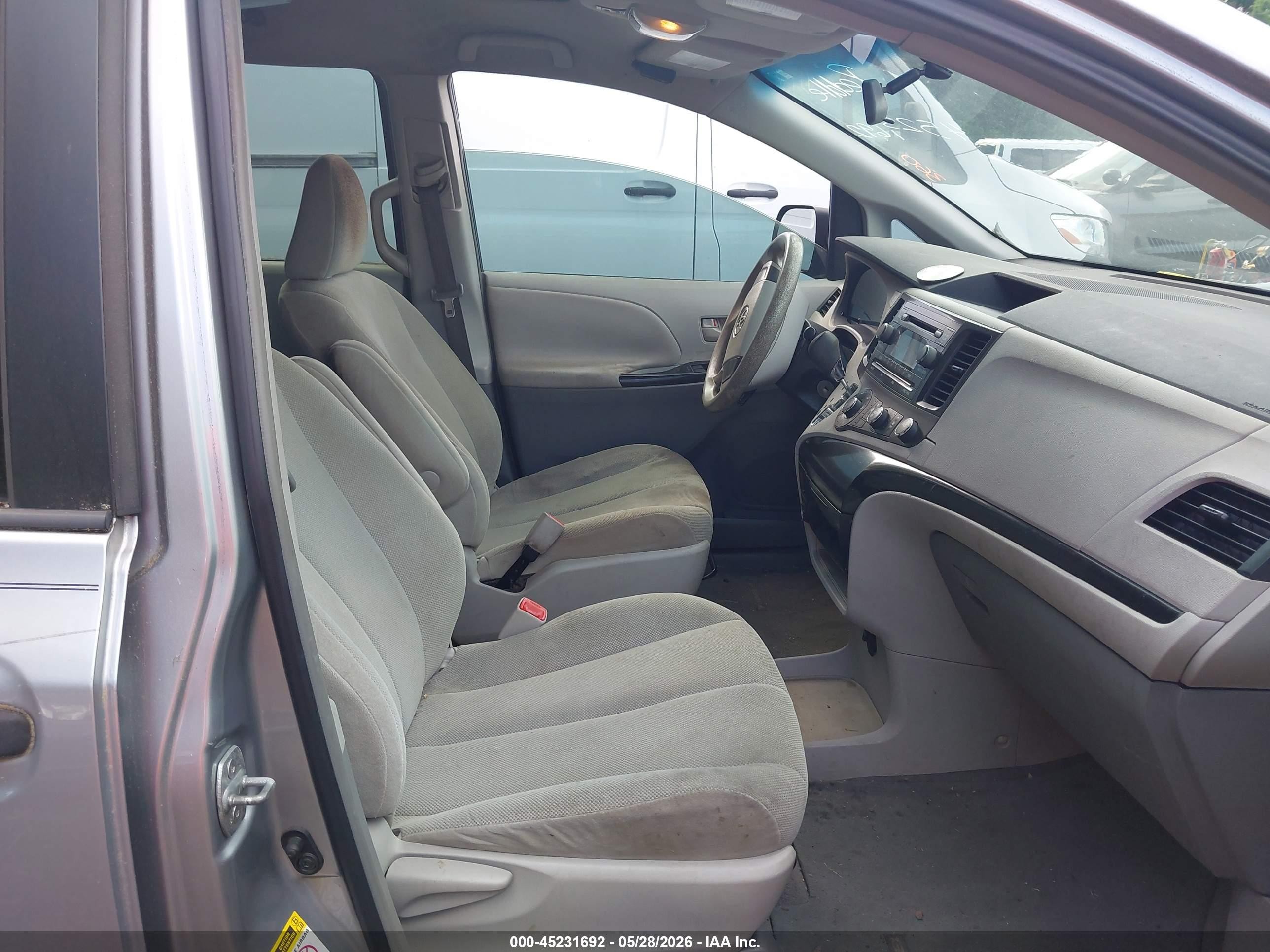 2011 Toyota Sienna   Silver vin: 5TDKA3DCXBS001961