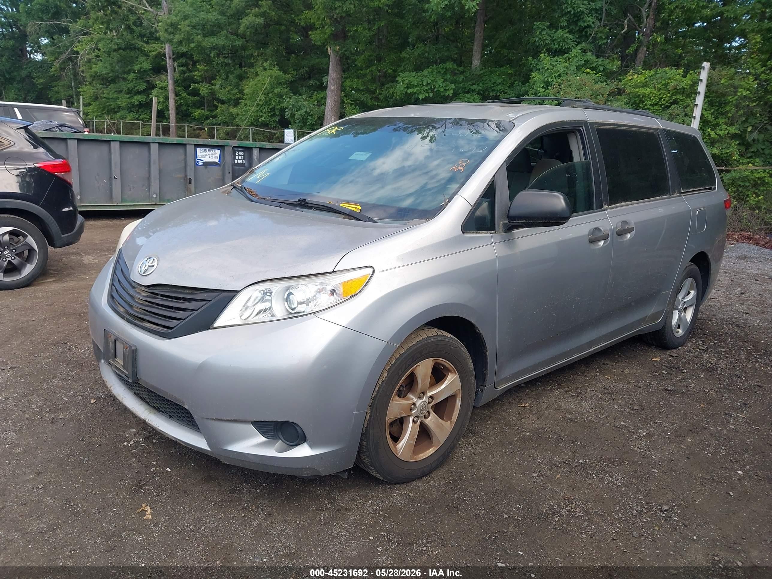 2011 Toyota Sienna   Silver vin: 5TDKA3DCXBS001961