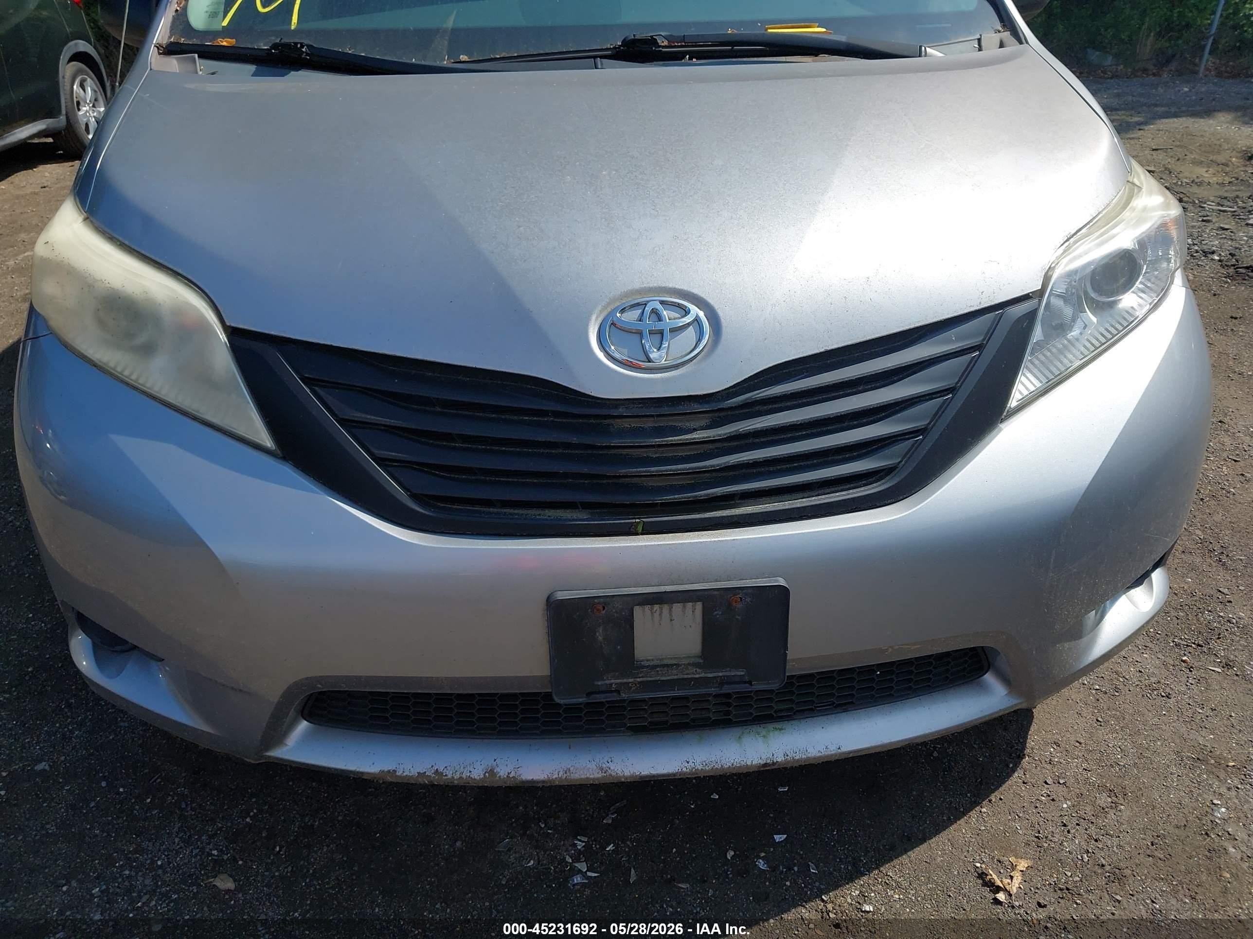 2011 Toyota Sienna   Silver vin: 5TDKA3DCXBS001961