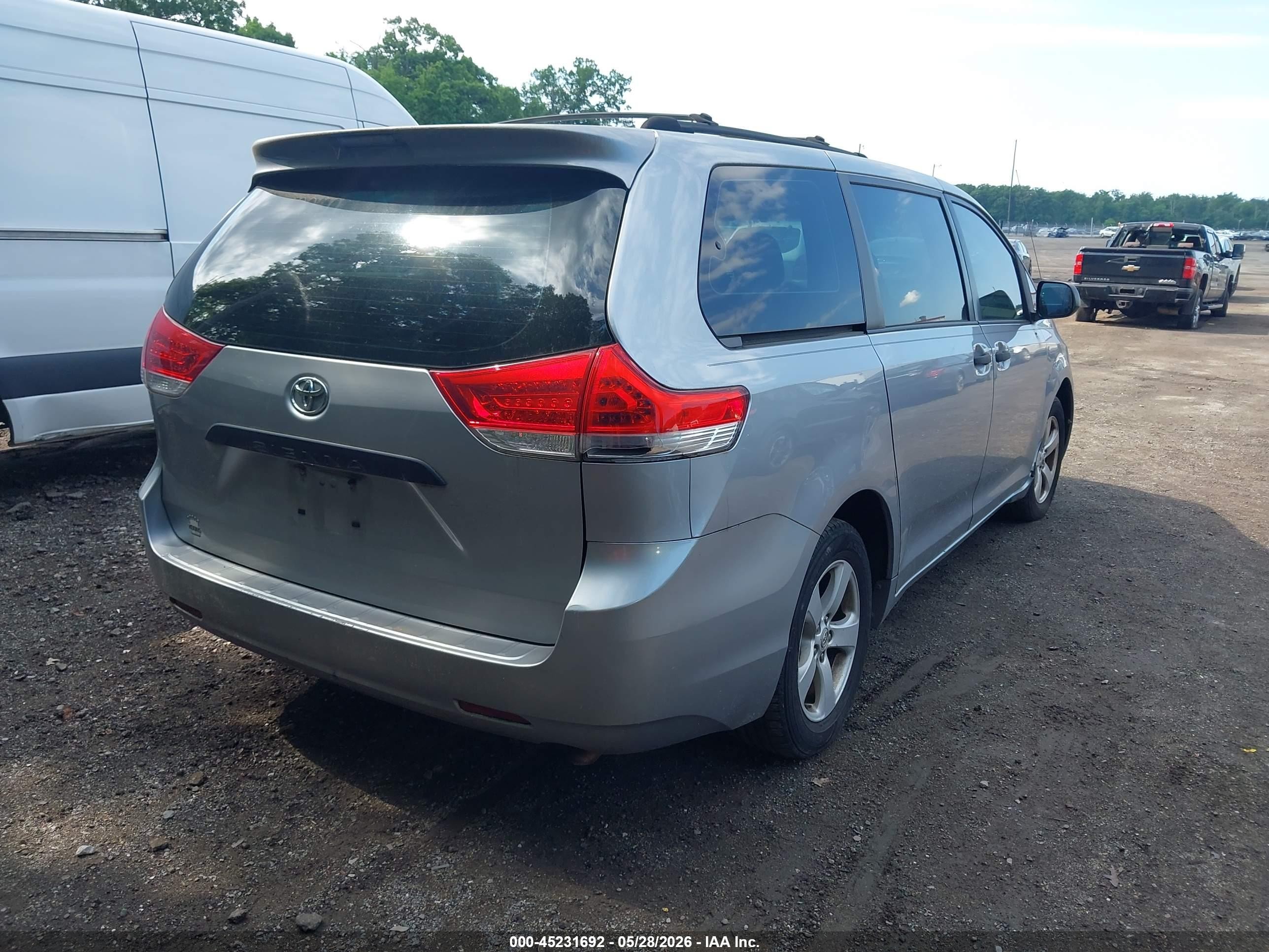 2011 Toyota Sienna   Silver vin: 5TDKA3DCXBS001961