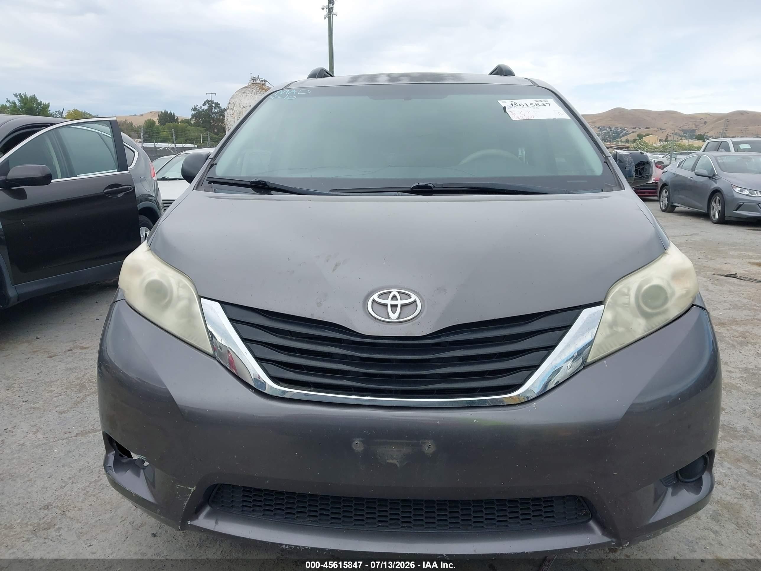 2011 Toyota Sienna   Gray vin: 5TDKA3DCXBS006643