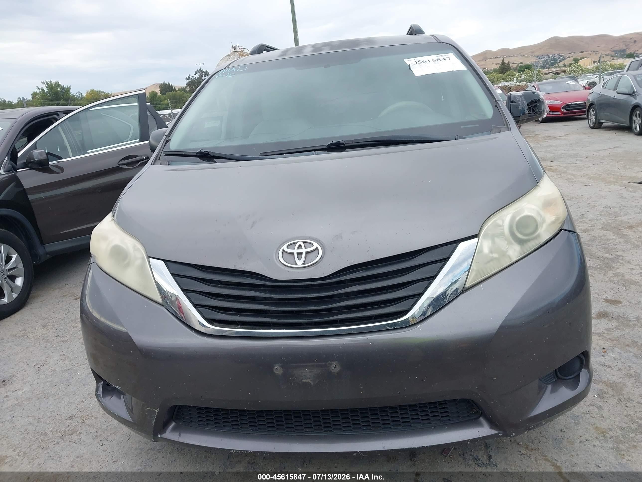 2011 Toyota Sienna   Gray vin: 5TDKA3DCXBS006643