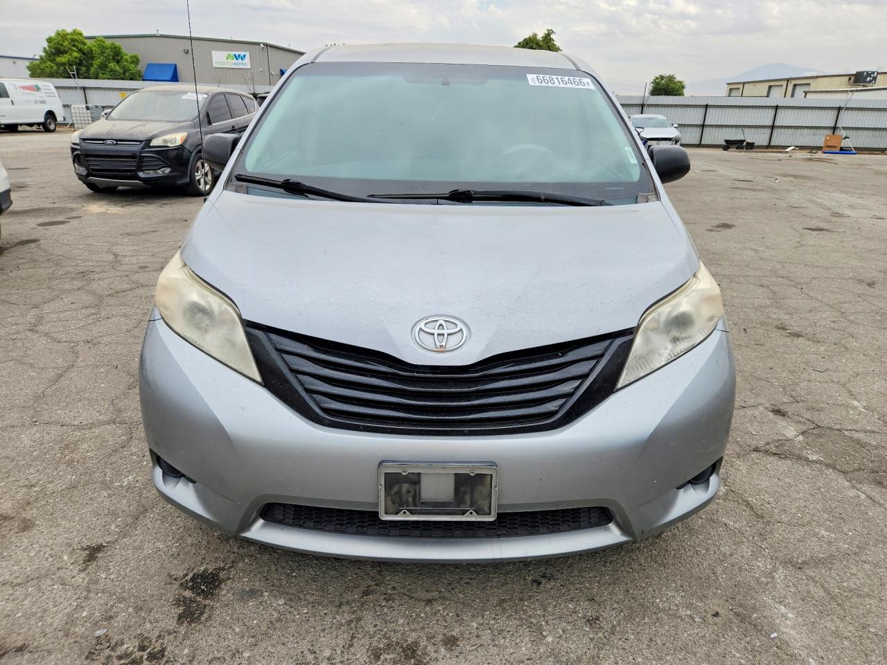 2011 Toyota Sienna Base 7-passenger Silver vin: 5TDKA3DCXBS008019