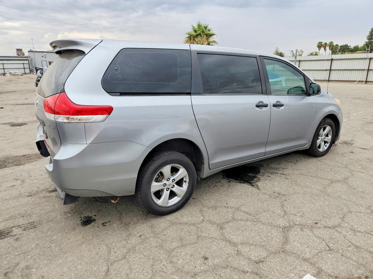 2011 Toyota Sienna Base 7-passenger Silver vin: 5TDKA3DCXBS008019