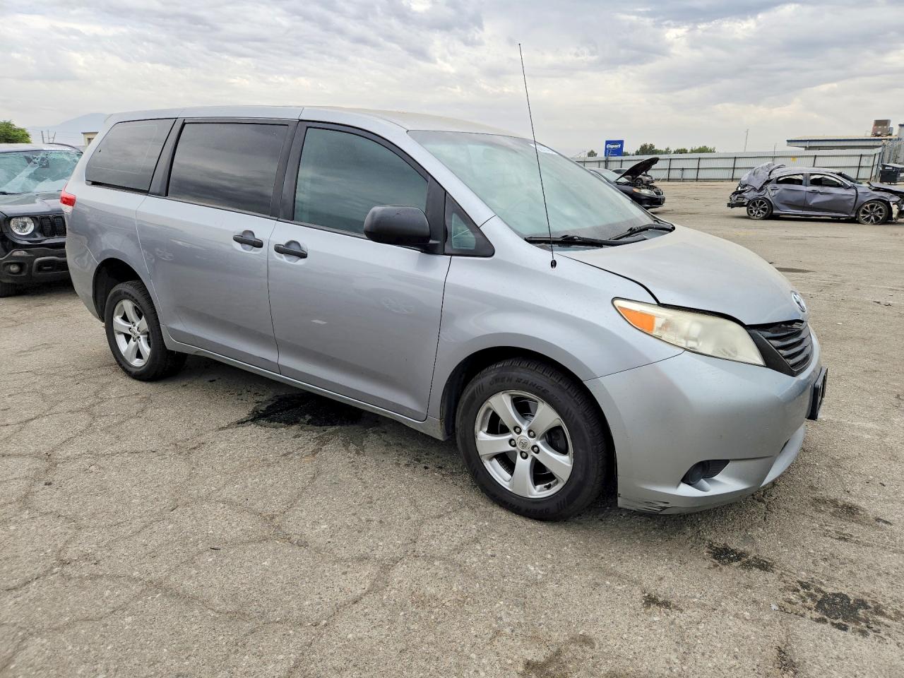 2011 Toyota Sienna Base 7-passenger Silver vin: 5TDKA3DCXBS008019