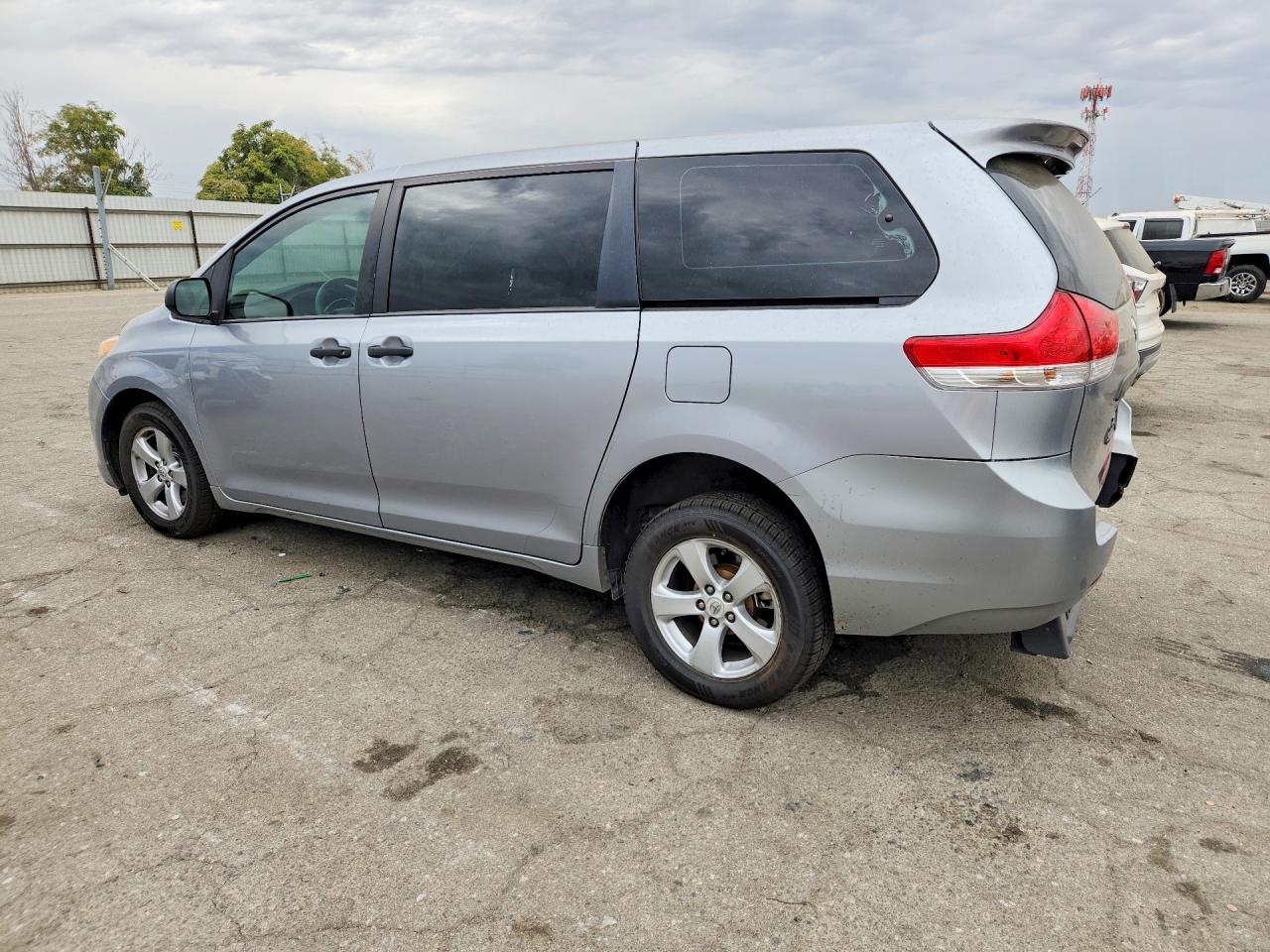 2011 Toyota Sienna Base 7-passenger Silver vin: 5TDKA3DCXBS008019
