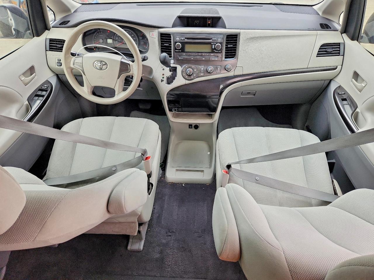 2011 Toyota Sienna Base 7-passenger Silver vin: 5TDKA3DCXBS008019
