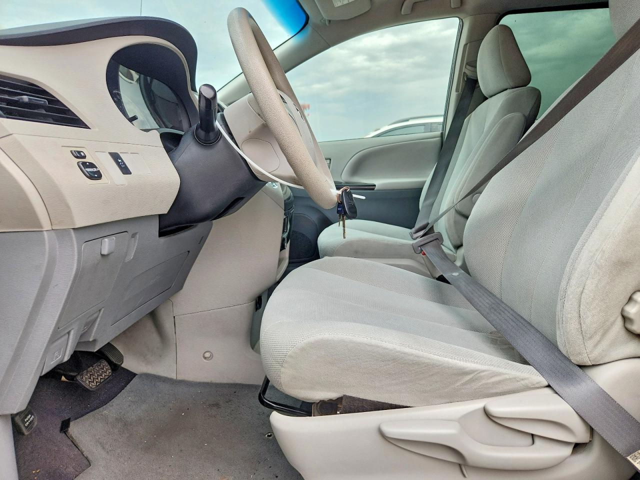 2011 Toyota Sienna Base 7-passenger Silver vin: 5TDKA3DCXBS008019