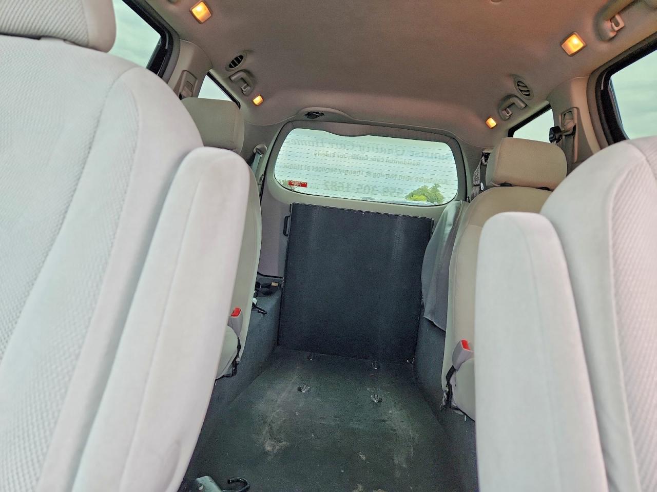 2011 Toyota Sienna Base 7-passenger Silver vin: 5TDKA3DCXBS008019