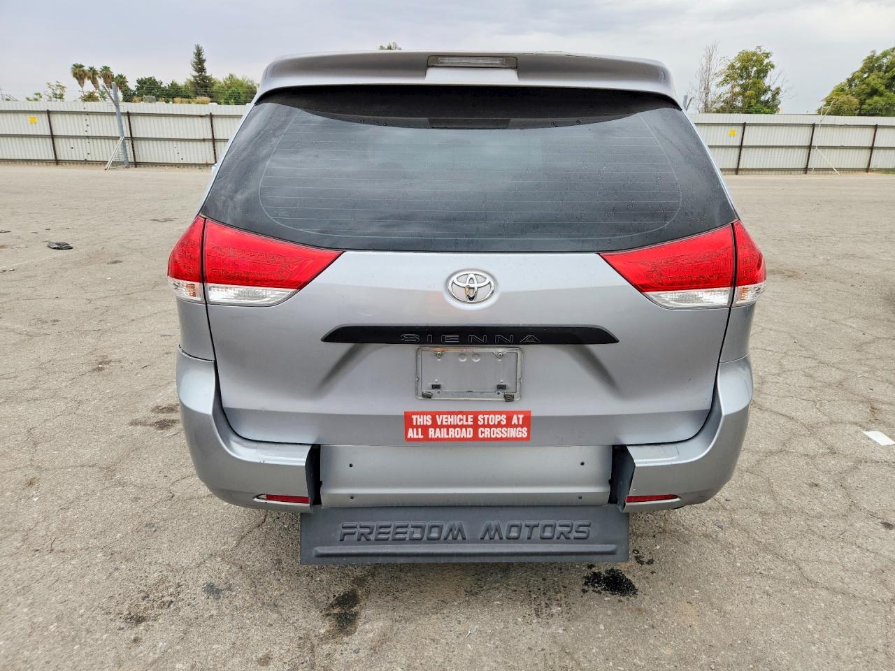2011 Toyota Sienna Base 7-passenger Silver vin: 5TDKA3DCXBS008019