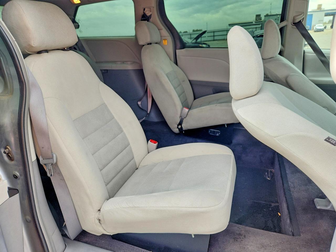 2011 Toyota Sienna Base 7-passenger Silver vin: 5TDKA3DCXBS008019