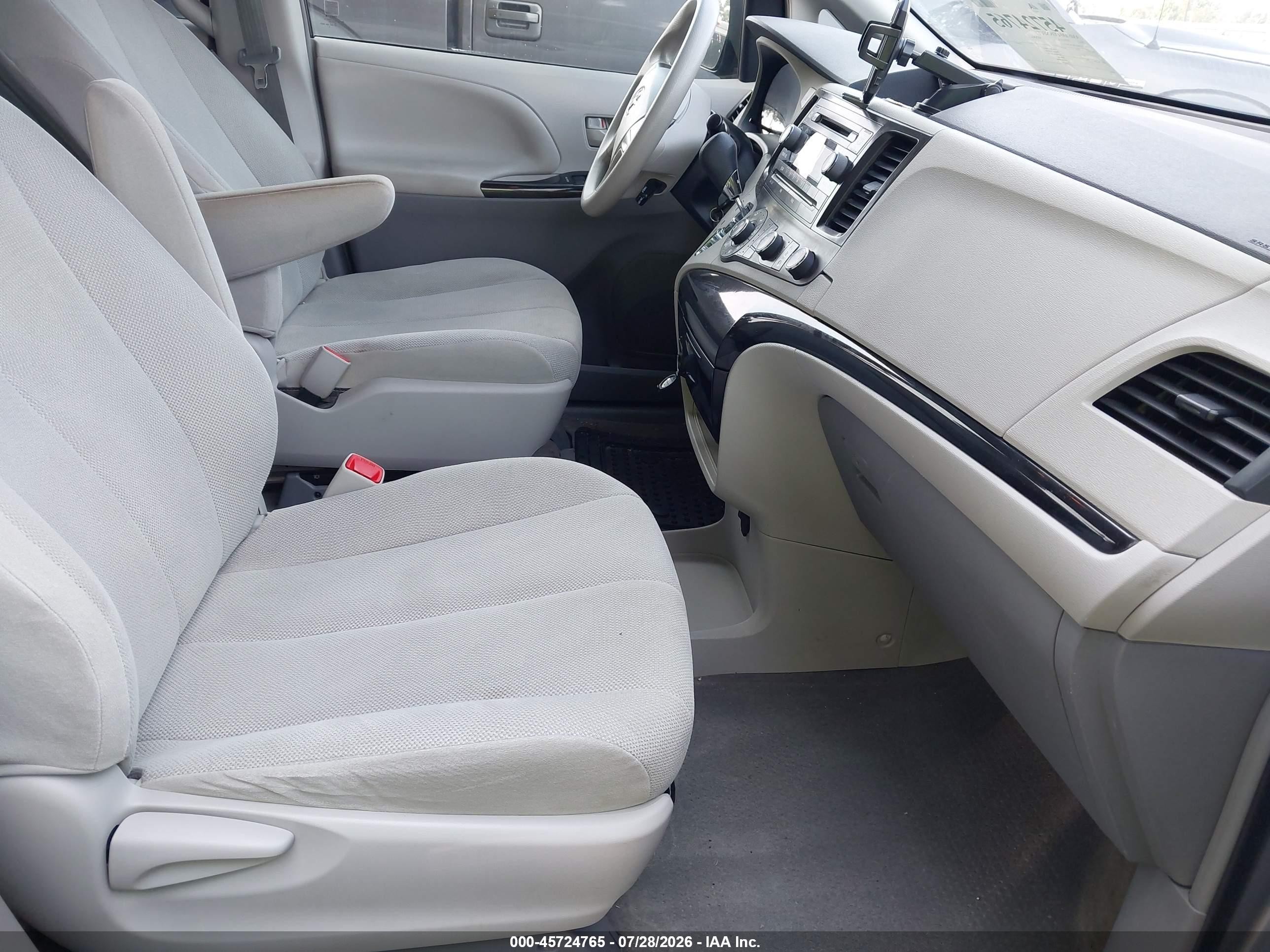 2012 Toyota Sienna Base 7 Passenger Silver vin: 5TDKA3DCXCS015313