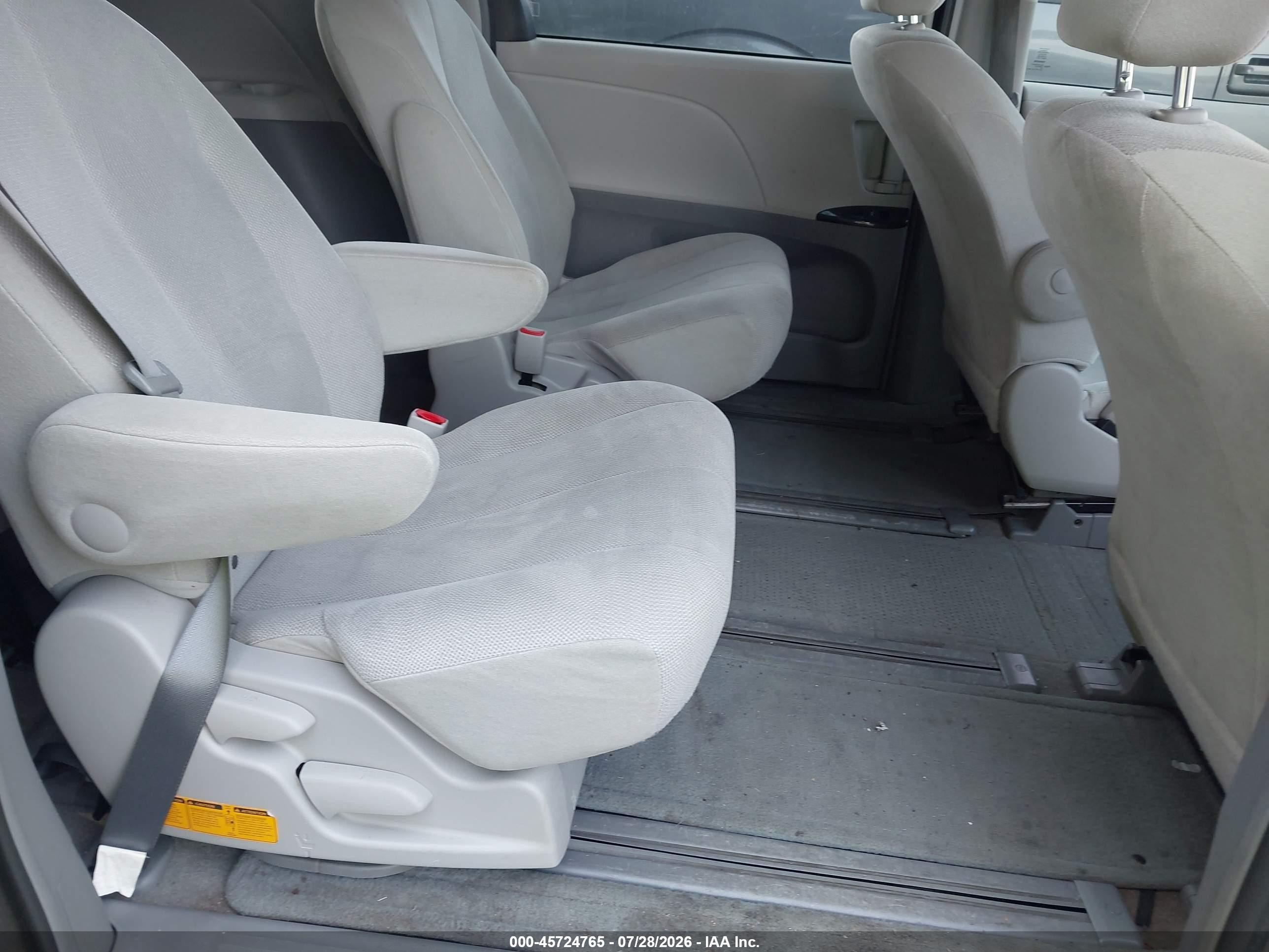 2012 Toyota Sienna Base 7 Passenger Silver vin: 5TDKA3DCXCS015313