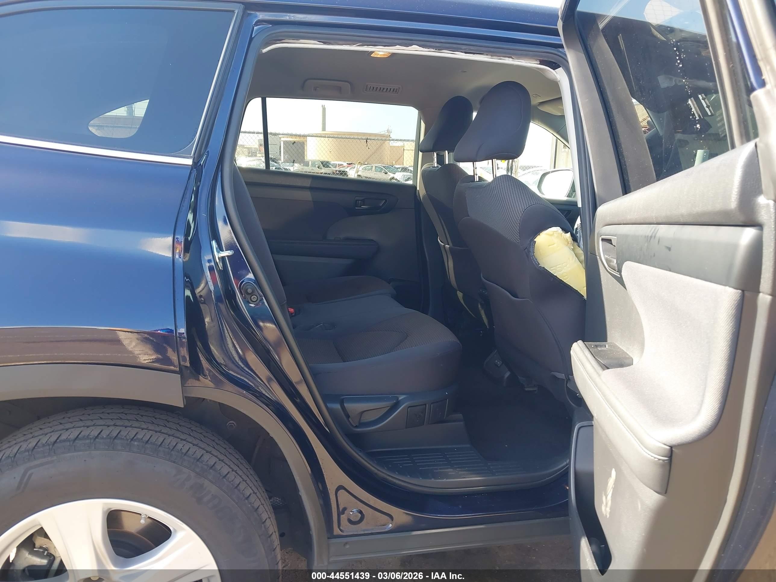 2023 Toyota Highlander Le Blue vin: 5TDKDRAH2PS019453